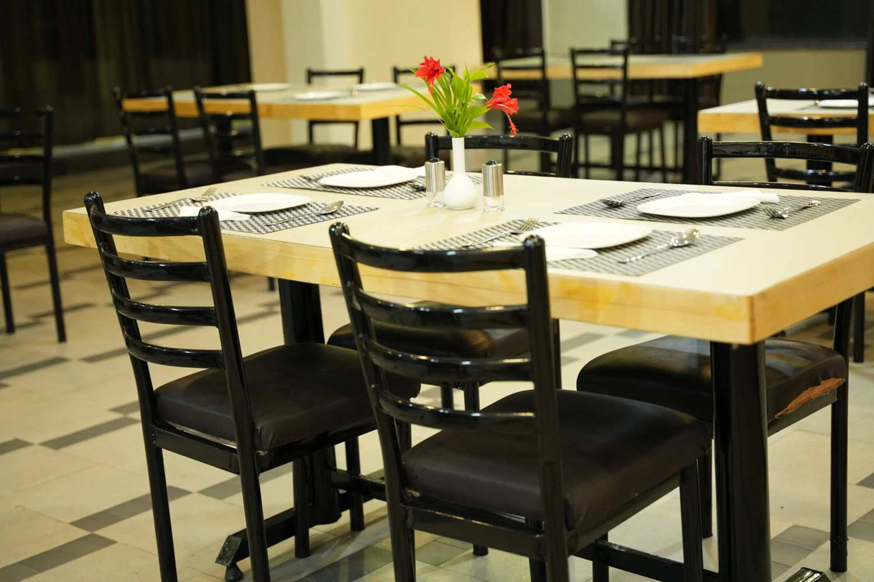 Restaurant/places to eat in Hotel Lalit inn Lonavala