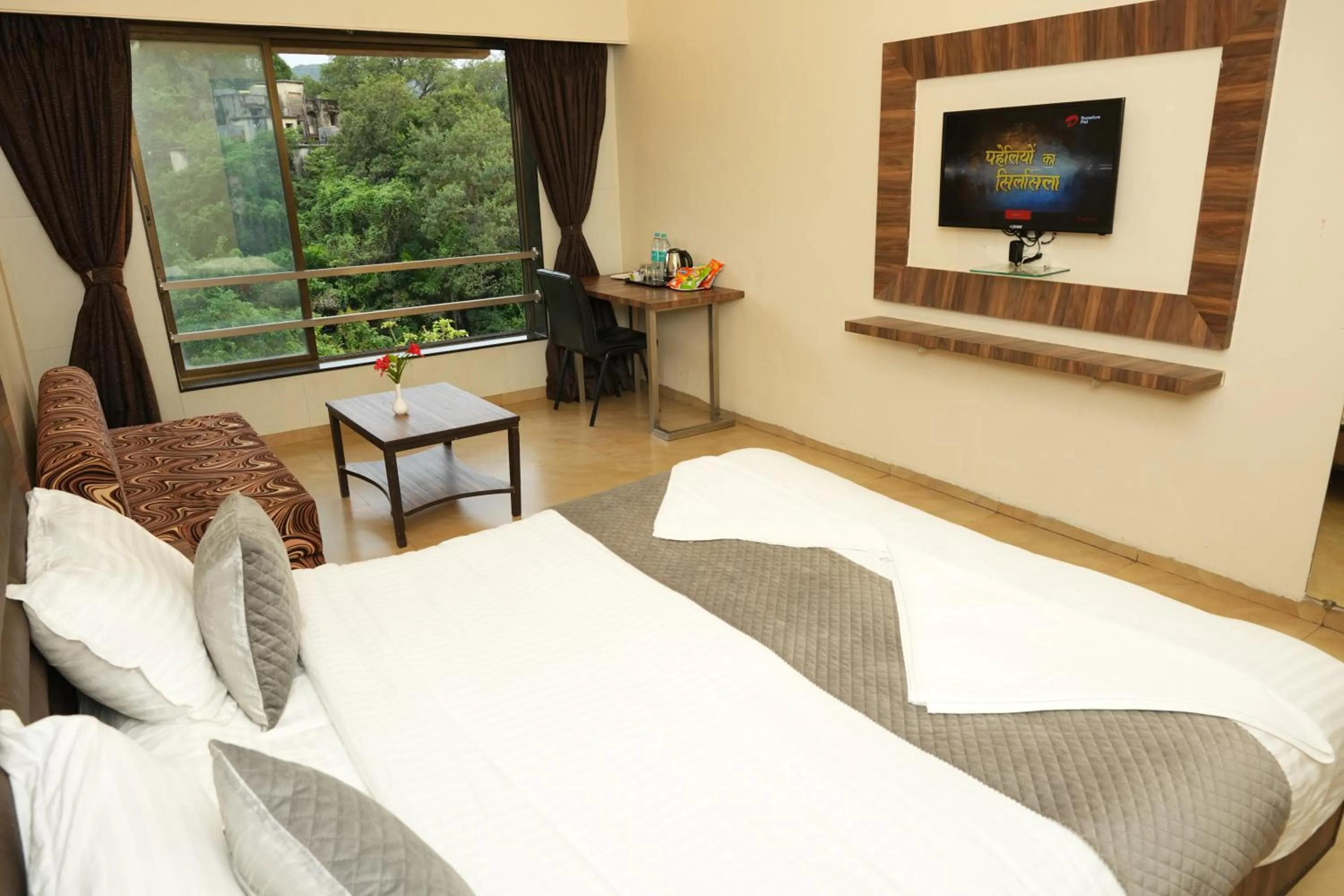 Bed in Hotel Lalit inn Lonavala