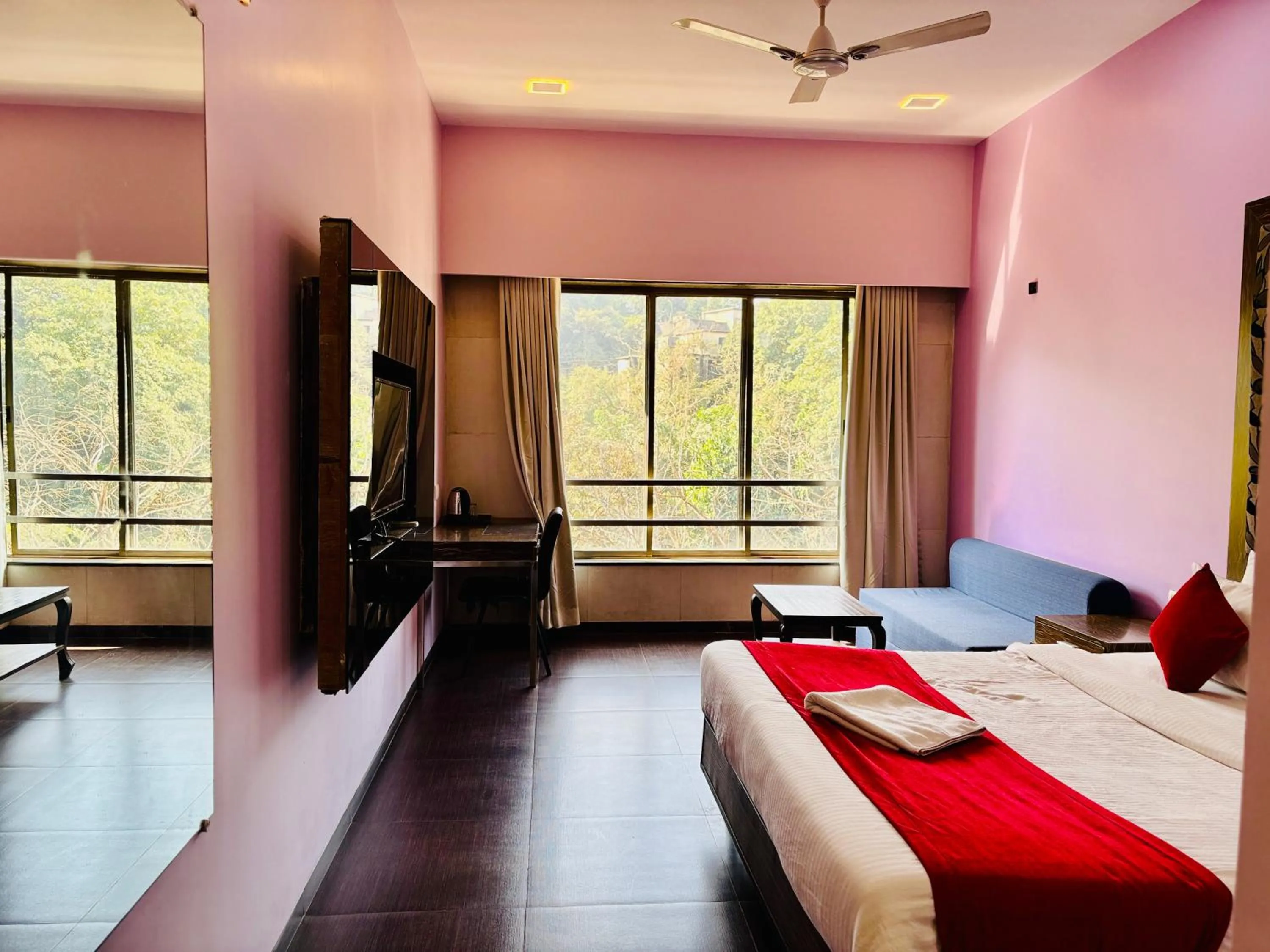 Bed in Hotel Lalit inn Lonavala