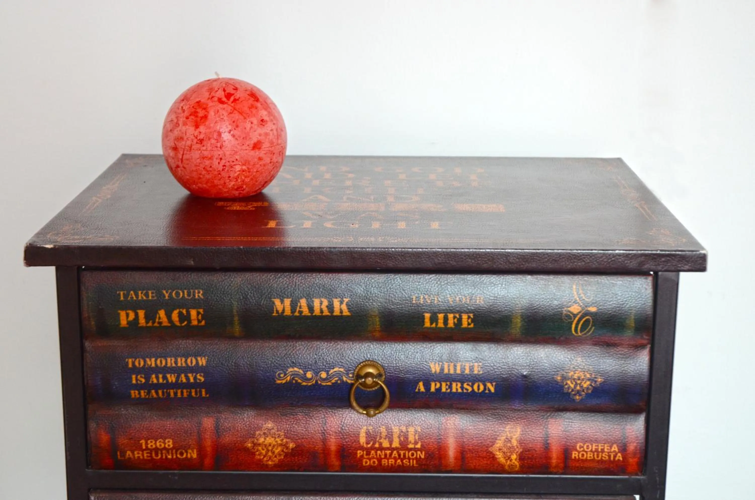 Decorative detail in B&B Tecla