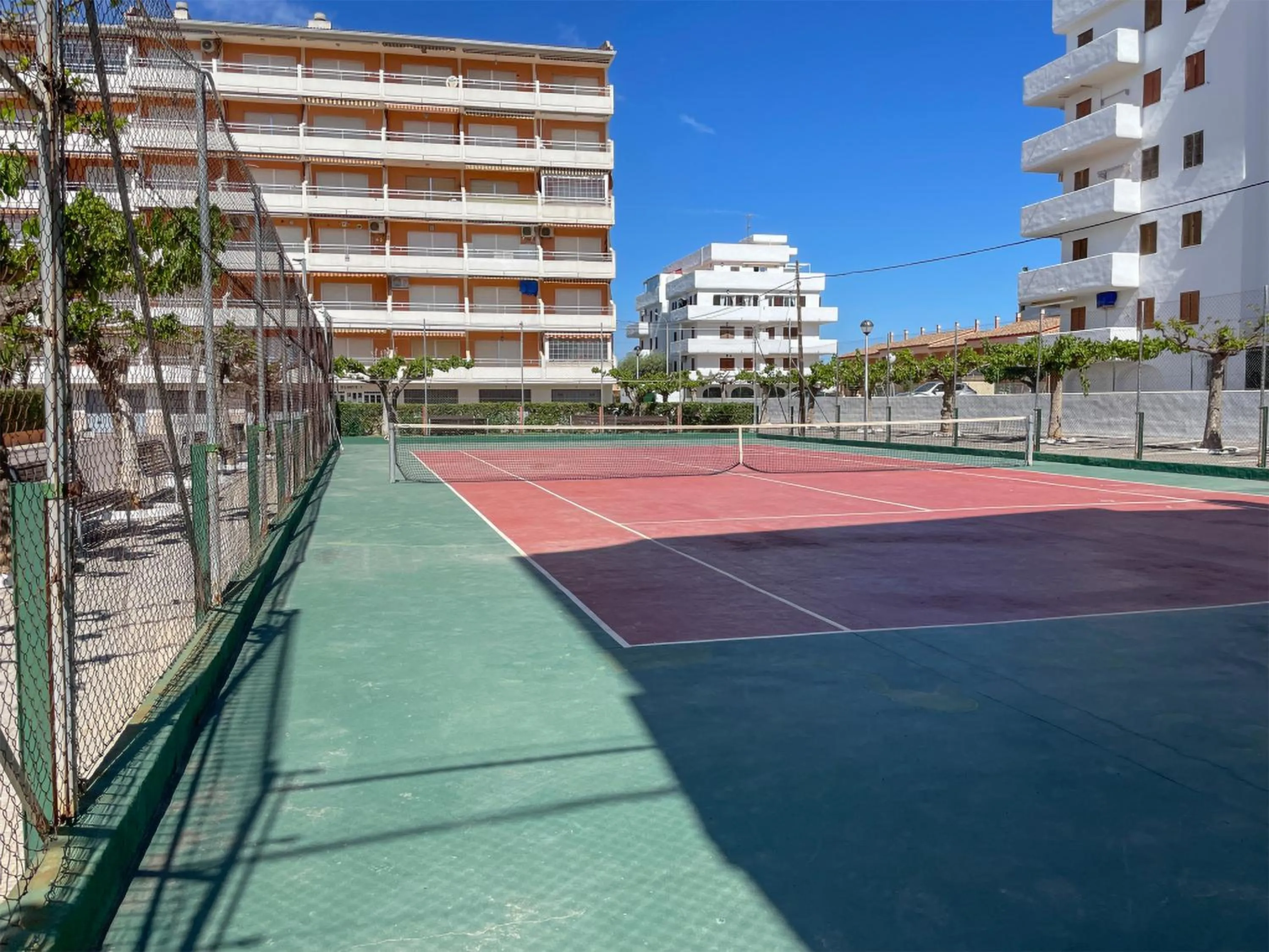 Tennis court in Apartamentos Voramar Peñíscola 3000