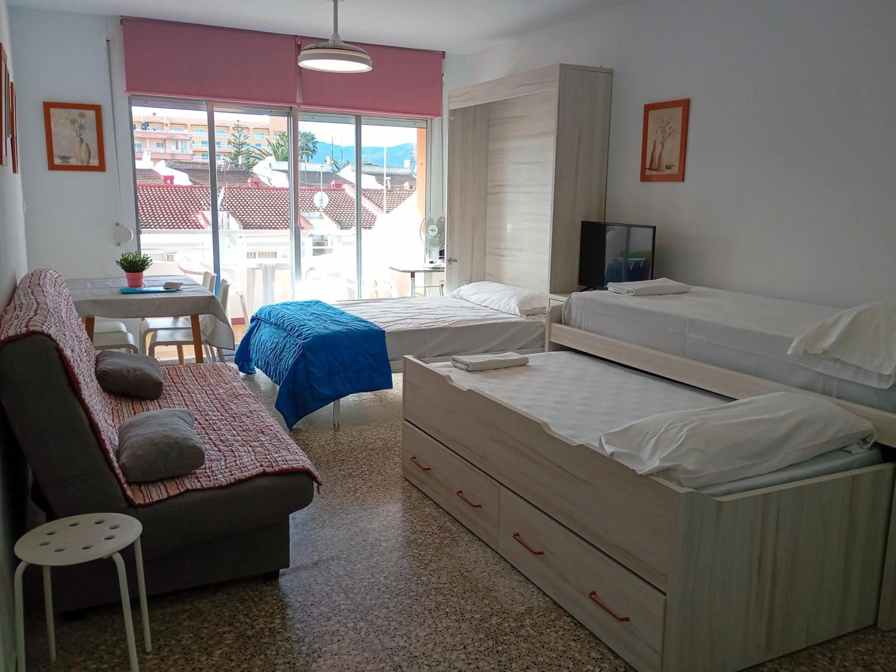 Living room, Bed in Apartamentos Voramar Peñíscola 3000