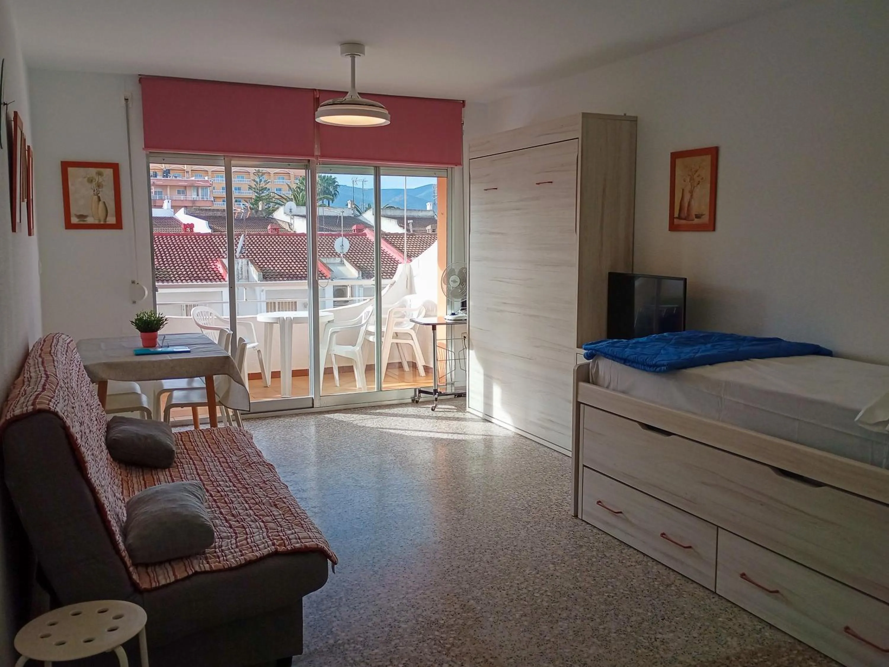 Living room, Bed in Apartamentos Voramar Peñíscola 3000