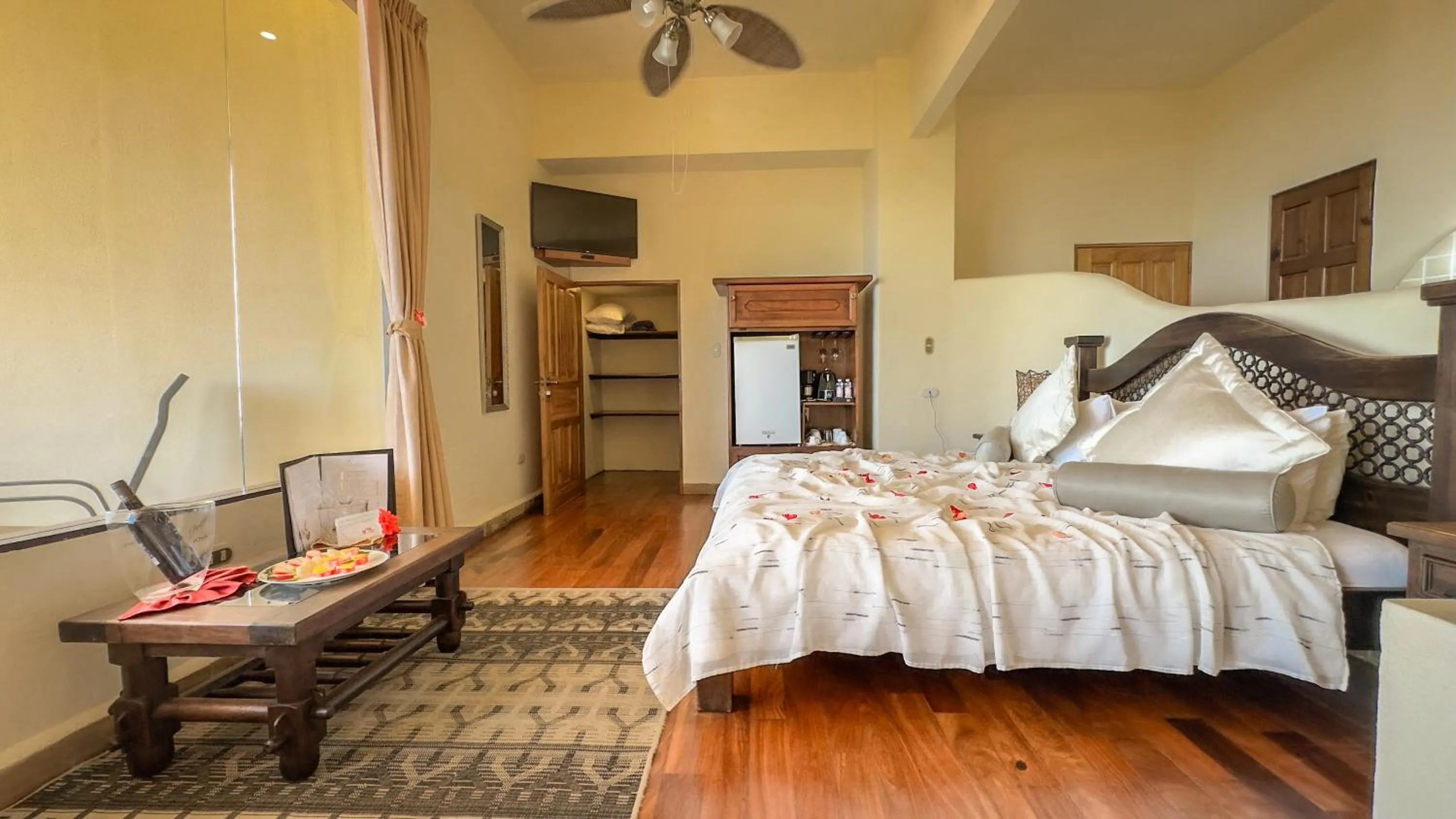 Photo of the whole room, Bed in Issimo Suites (Adults Only)