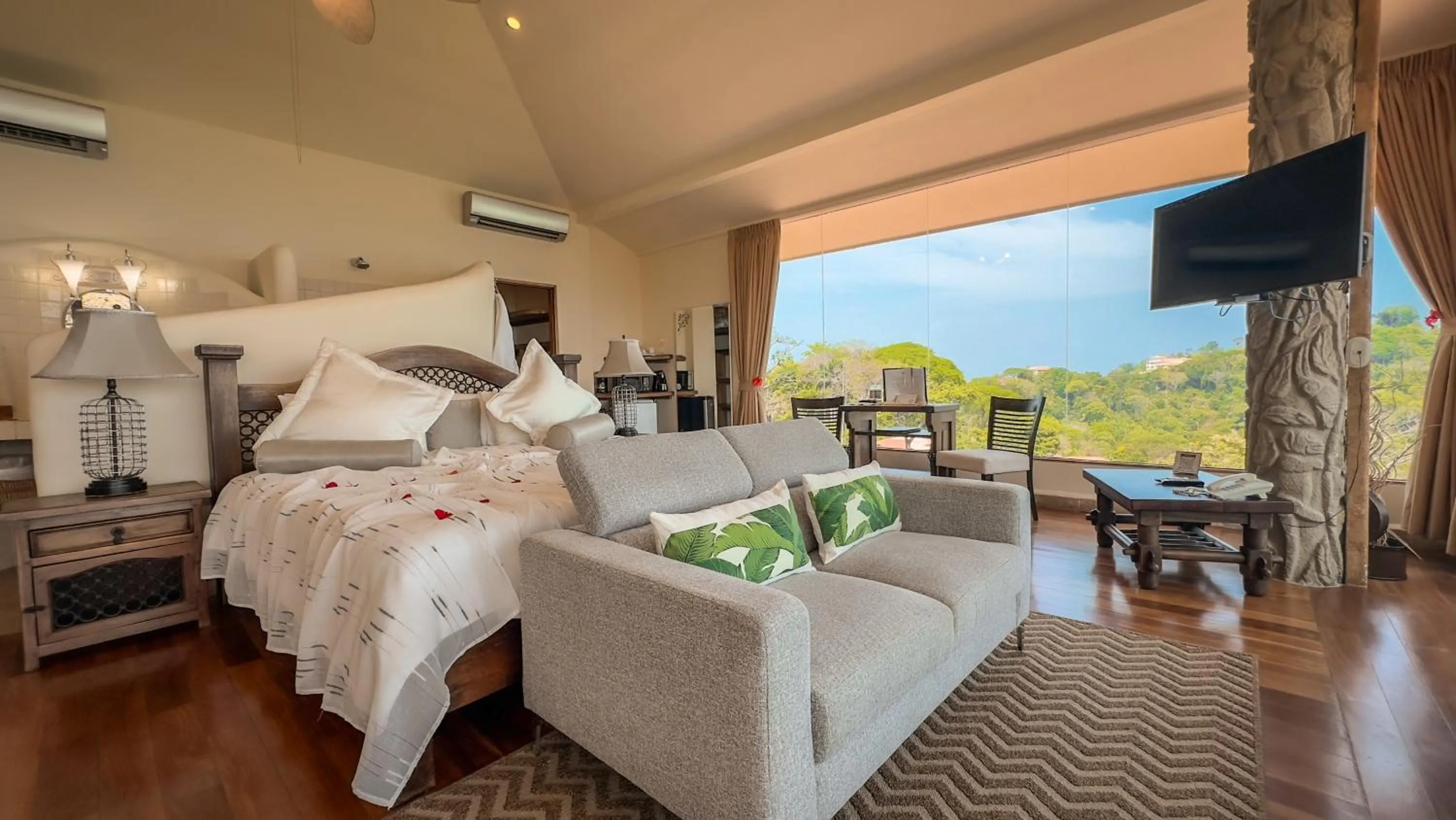 Photo of the whole room, Bed in Issimo Suites (Adults Only)