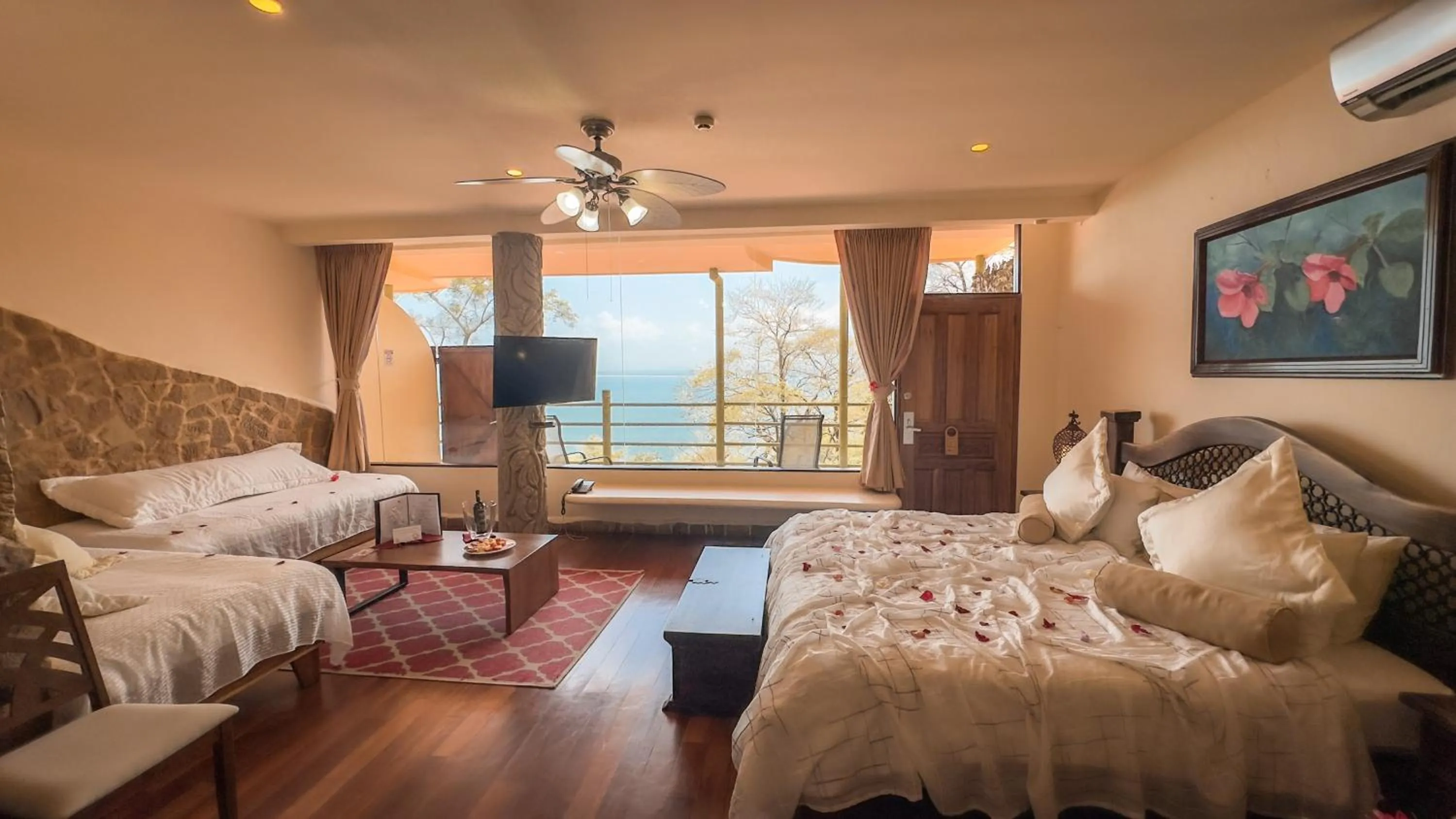 Photo of the whole room, Bed in Issimo Suites (Adults Only)