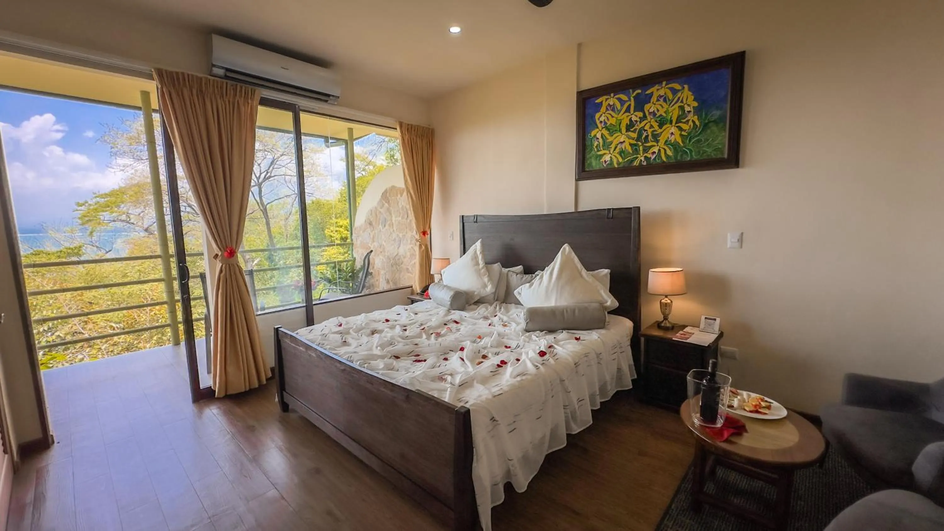 Photo of the whole room, Bed in Issimo Suites (Adults Only)