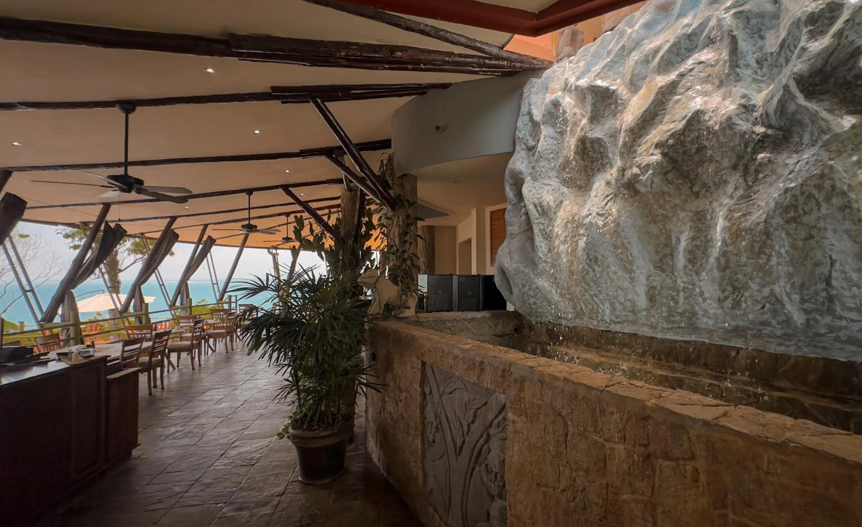 Restaurant/places to eat in Issimo Suites (Adults Only)