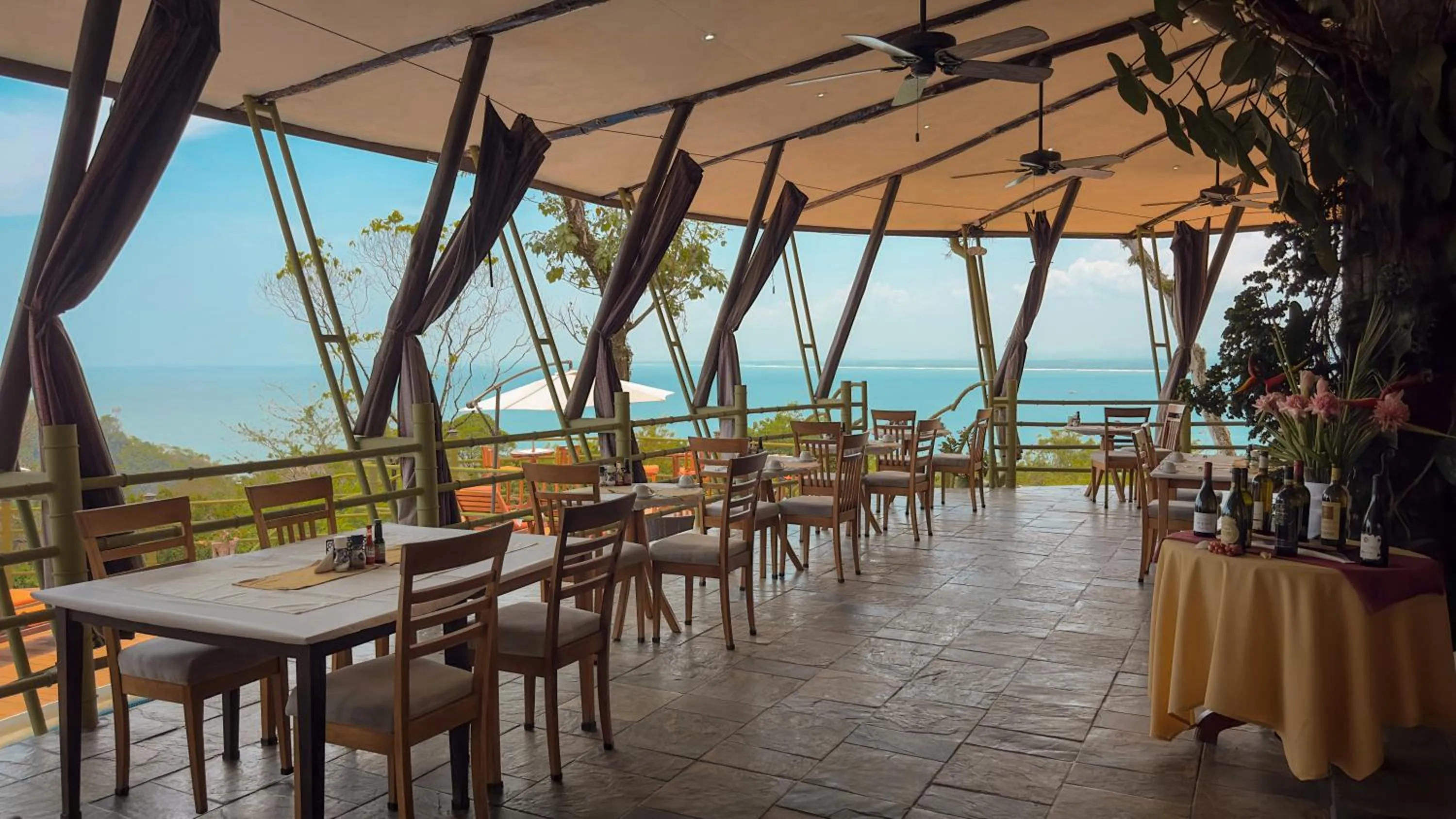 Restaurant/places to eat in Issimo Suites (Adults Only)