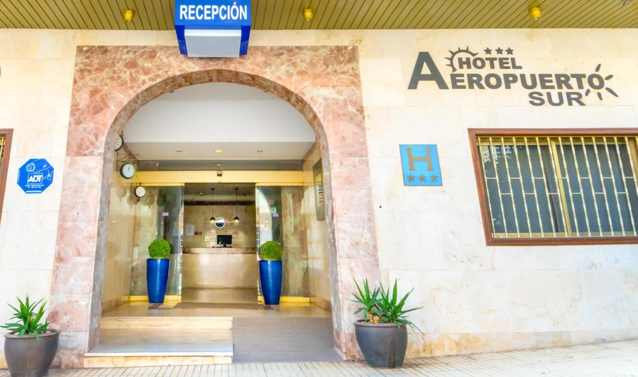 Property building in Hotel Aeropuerto Sur