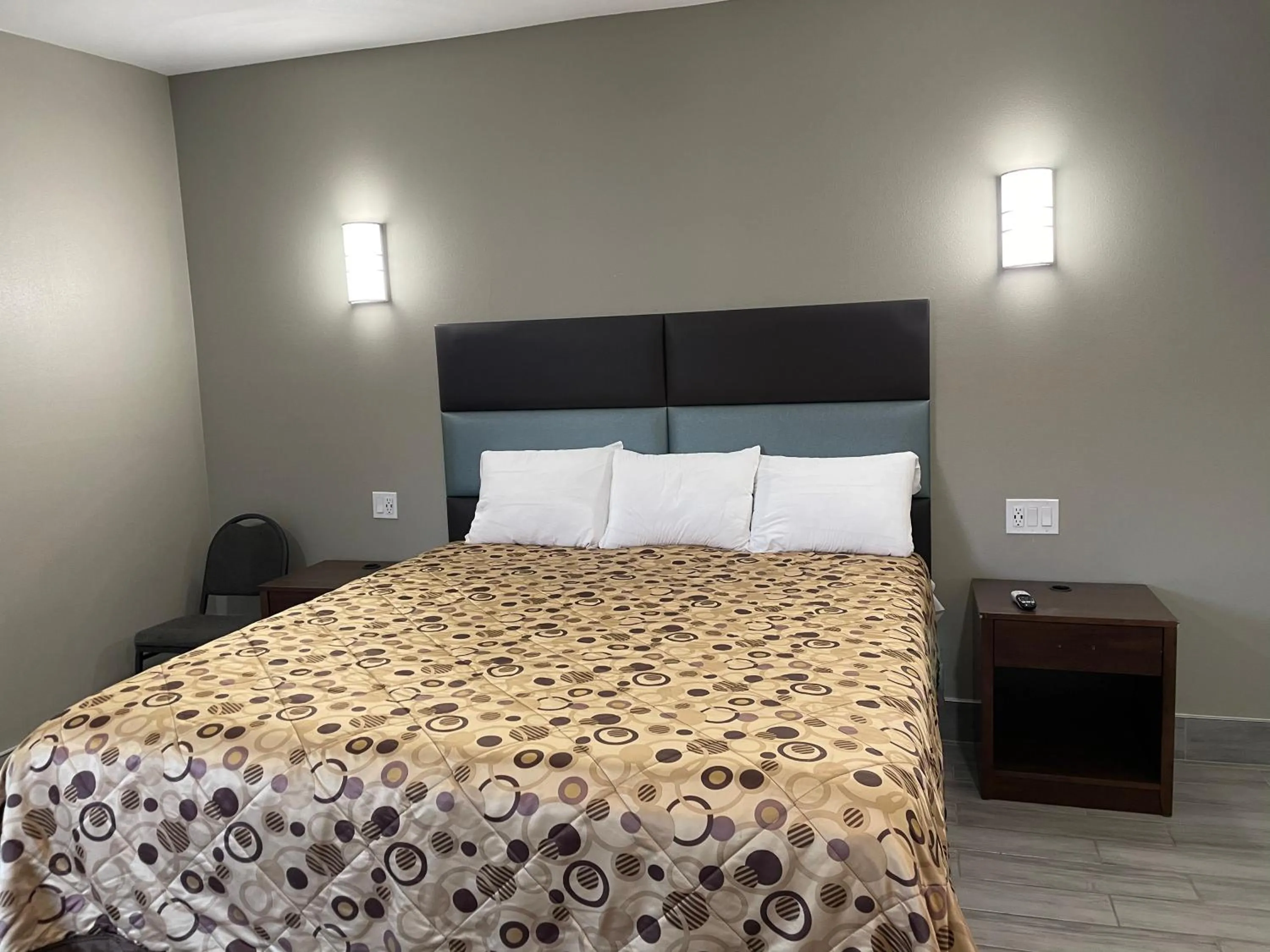 Bedroom, Bed in Town House Motel