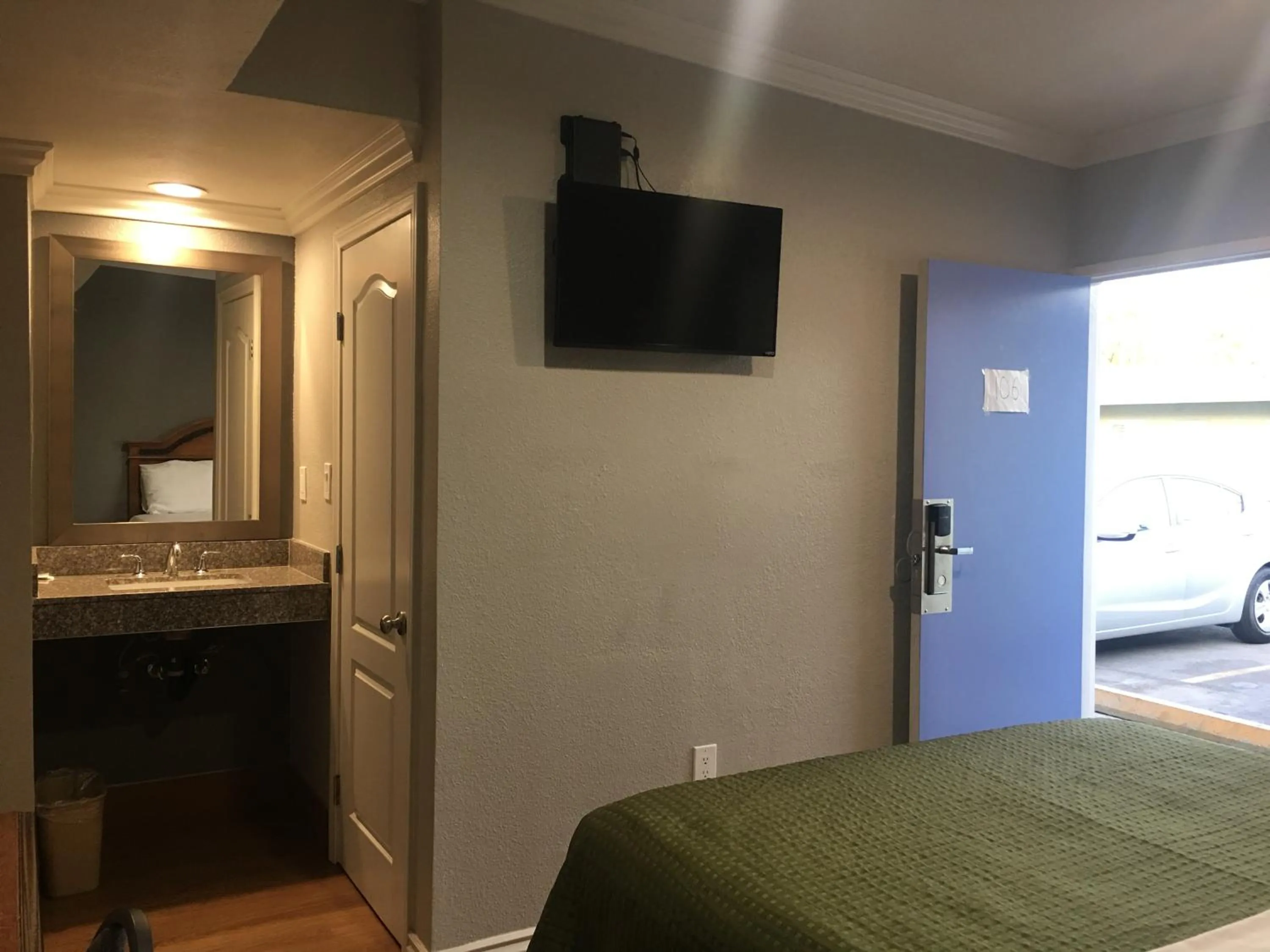 Day, Bed in Town House Motel