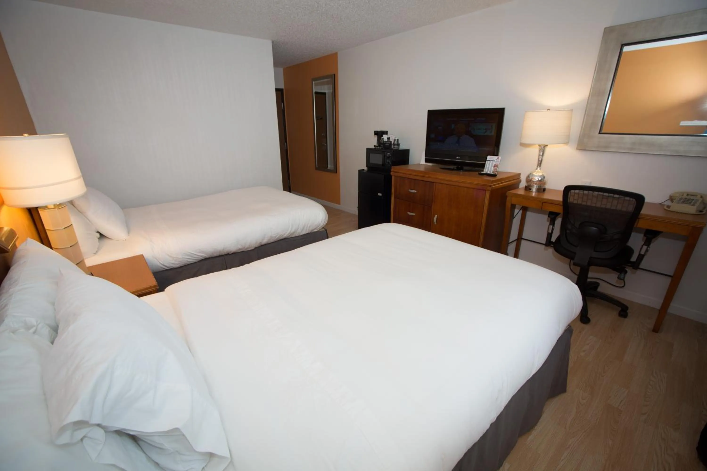 Photo of the whole room, Bed in Econo Lodge Alliance