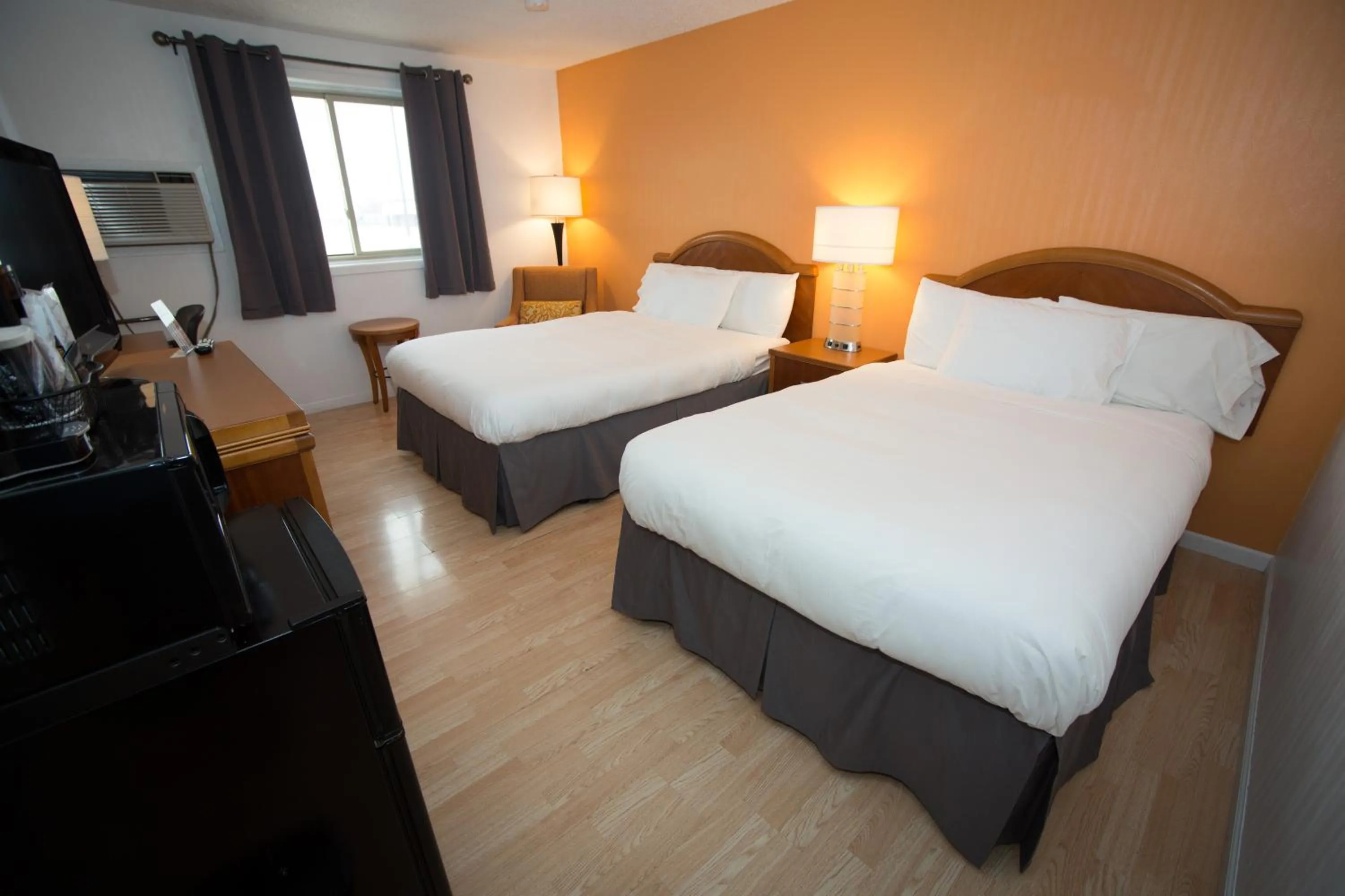 Photo of the whole room, Bed in Econo Lodge Alliance