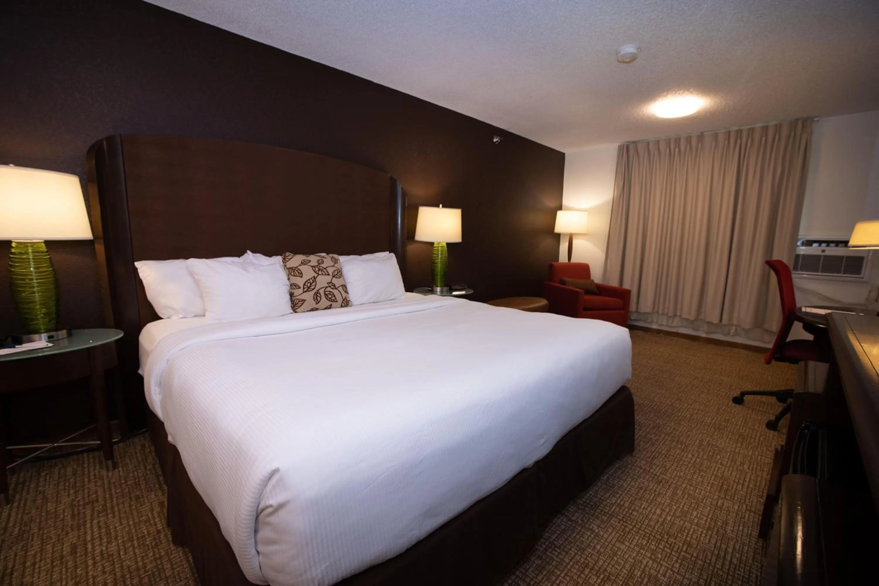 Photo of the whole room, Bed in Alliance Hotel & Suites, a Howard Johnson by Wyndham