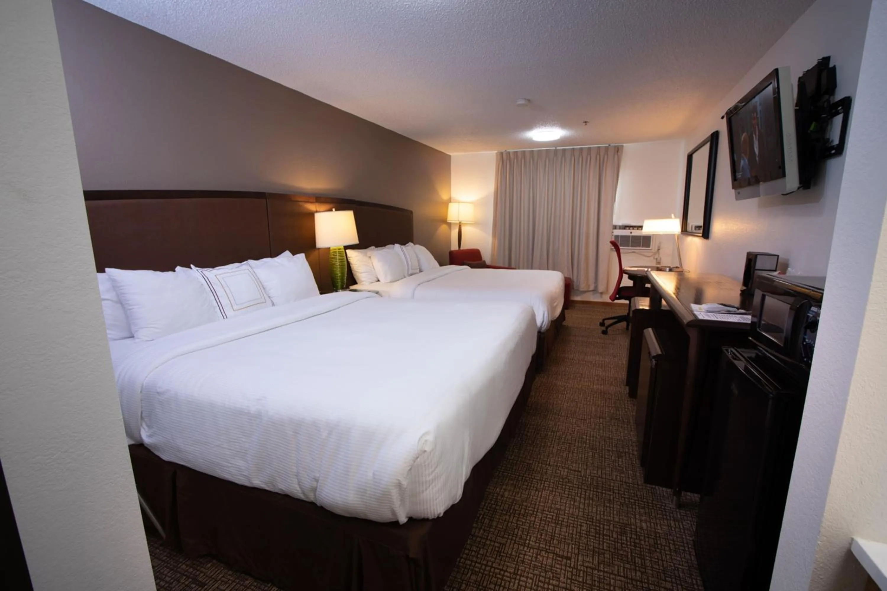 Photo of the whole room, Bed in Alliance Hotel & Suites, a Howard Johnson by Wyndham