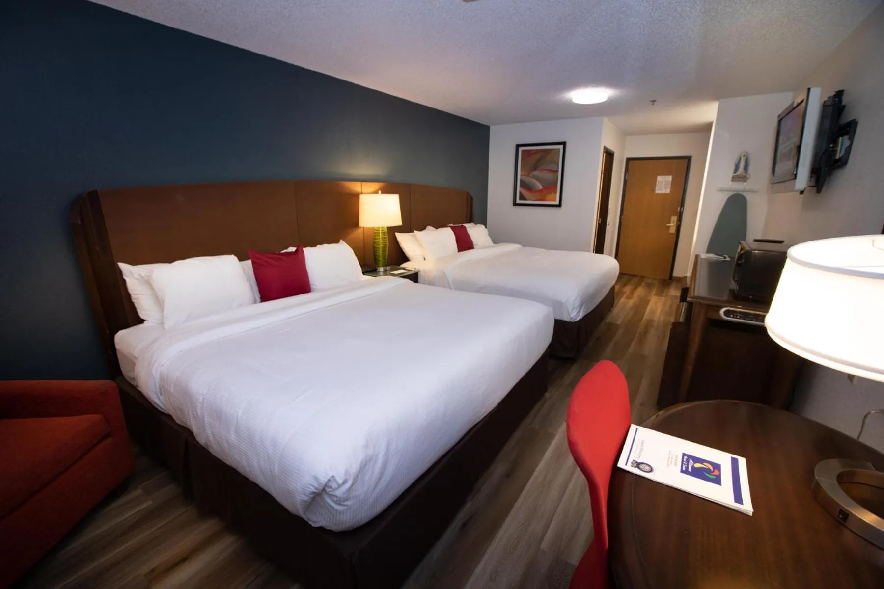 Photo of the whole room, Bed in Alliance Hotel & Suites, a Howard Johnson by Wyndham