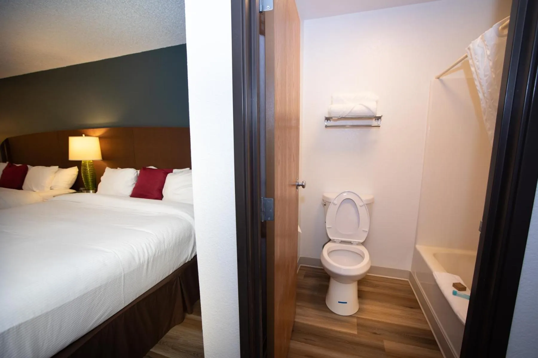 Bathroom, Bed in Alliance Hotel & Suites, a Howard Johnson by Wyndham