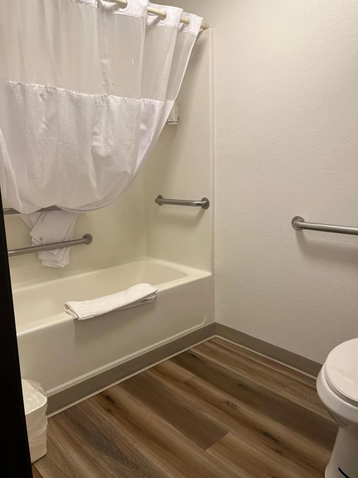 Shower in Alliance Hotel & Suites, a Howard Johnson by Wyndham