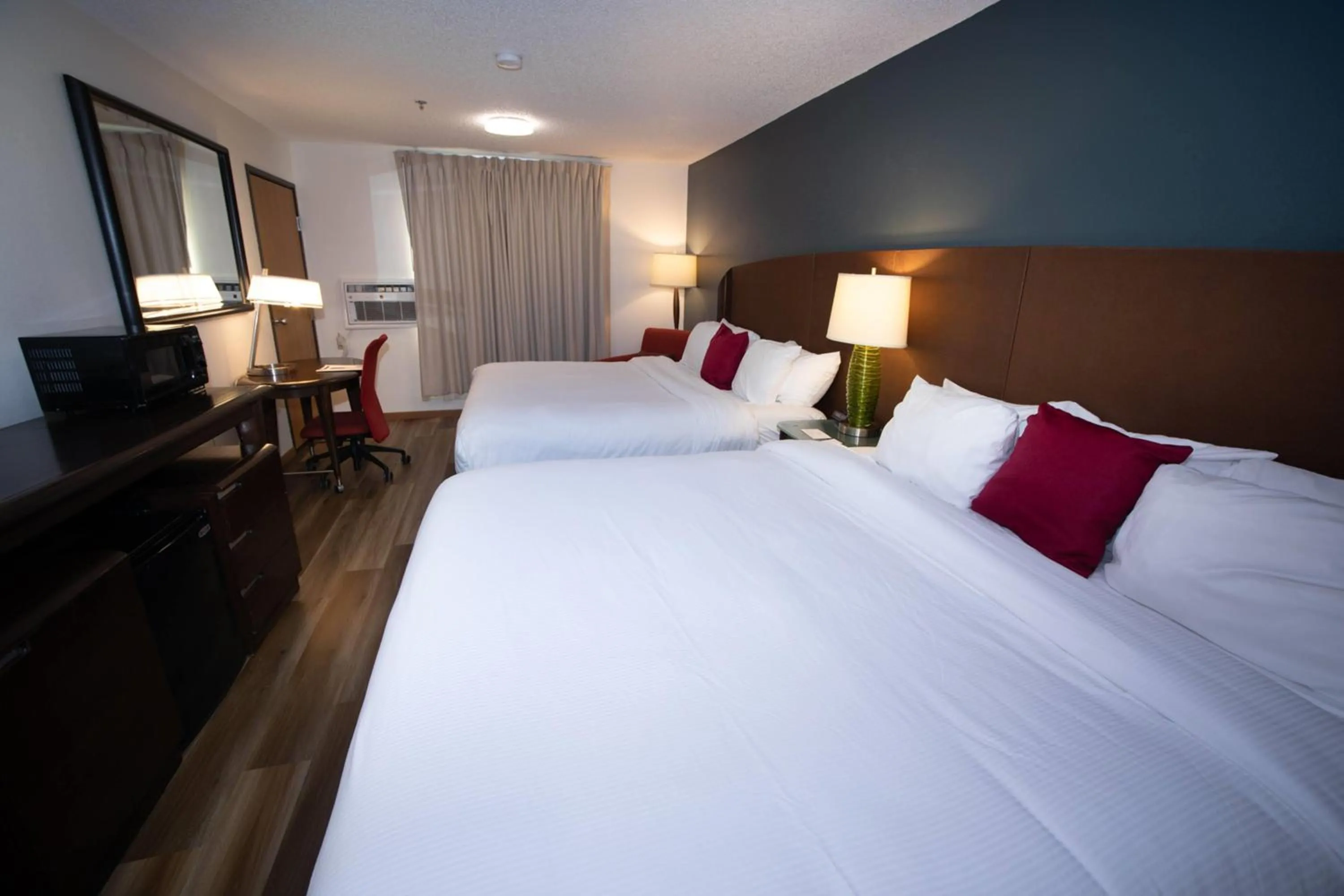 Photo of the whole room, Bed in Alliance Hotel & Suites, a Howard Johnson by Wyndham