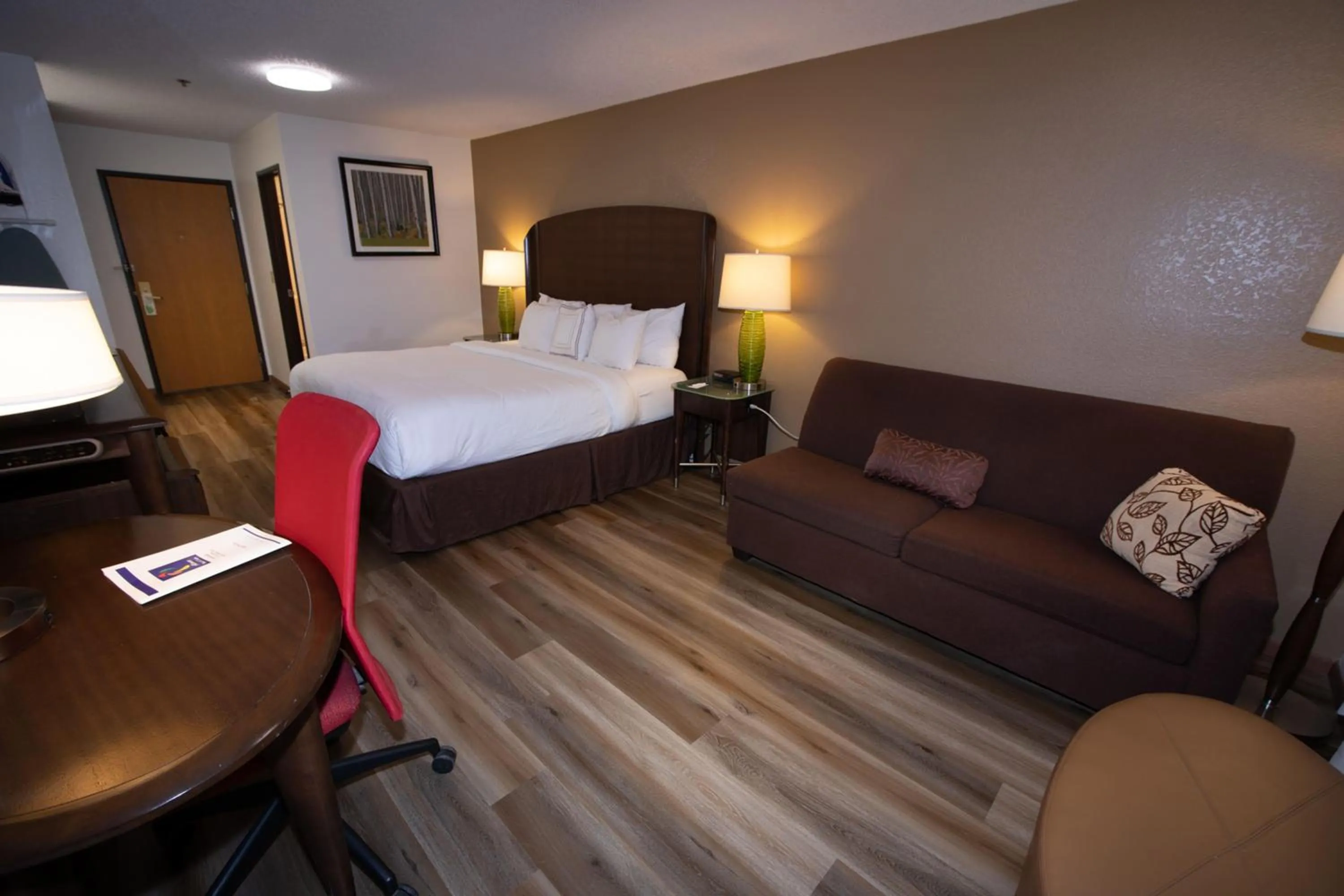 Photo of the whole room, Bed in Alliance Hotel & Suites, a Howard Johnson by Wyndham