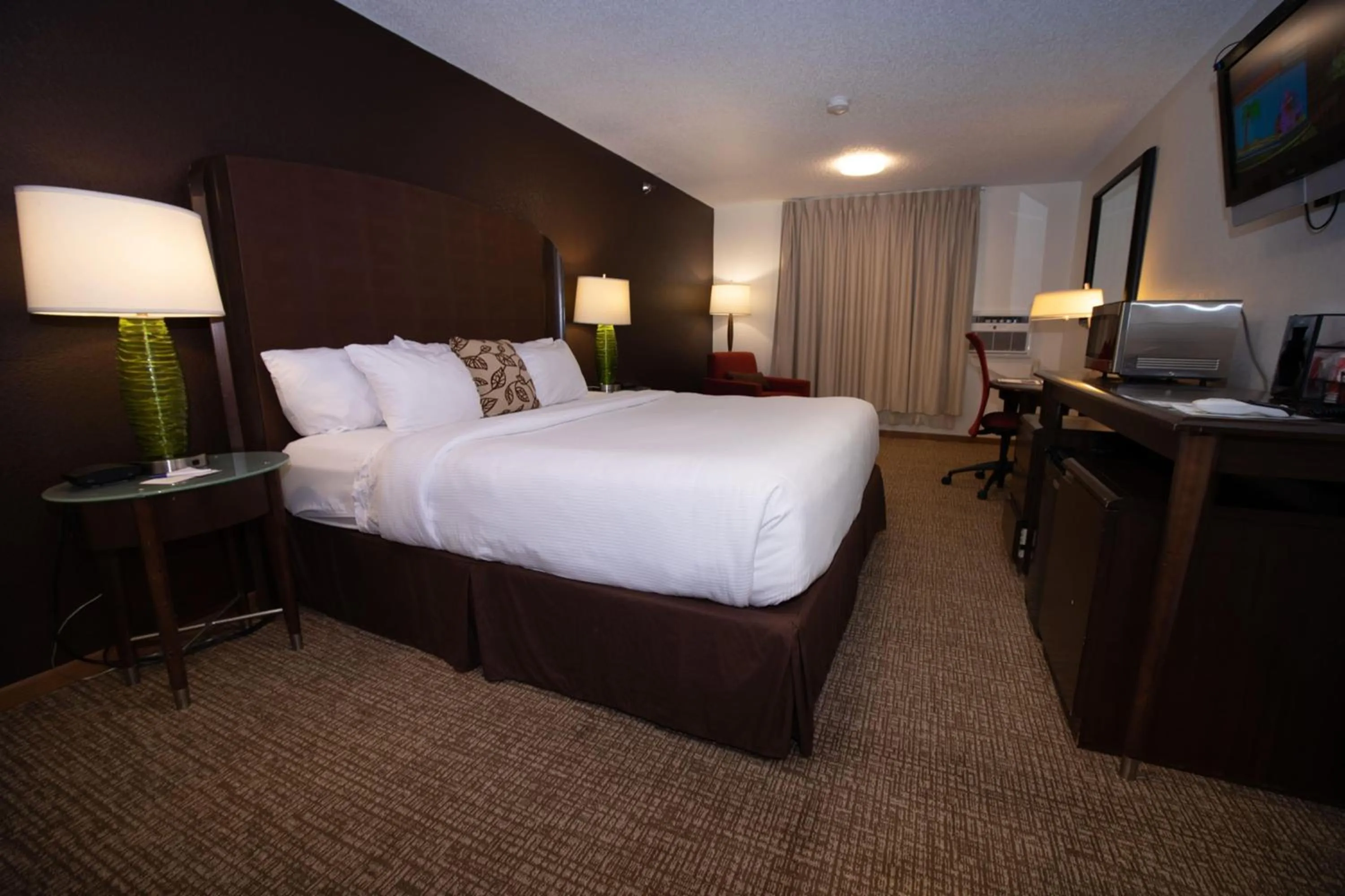 Photo of the whole room, Bed in Alliance Hotel & Suites, a Howard Johnson by Wyndham