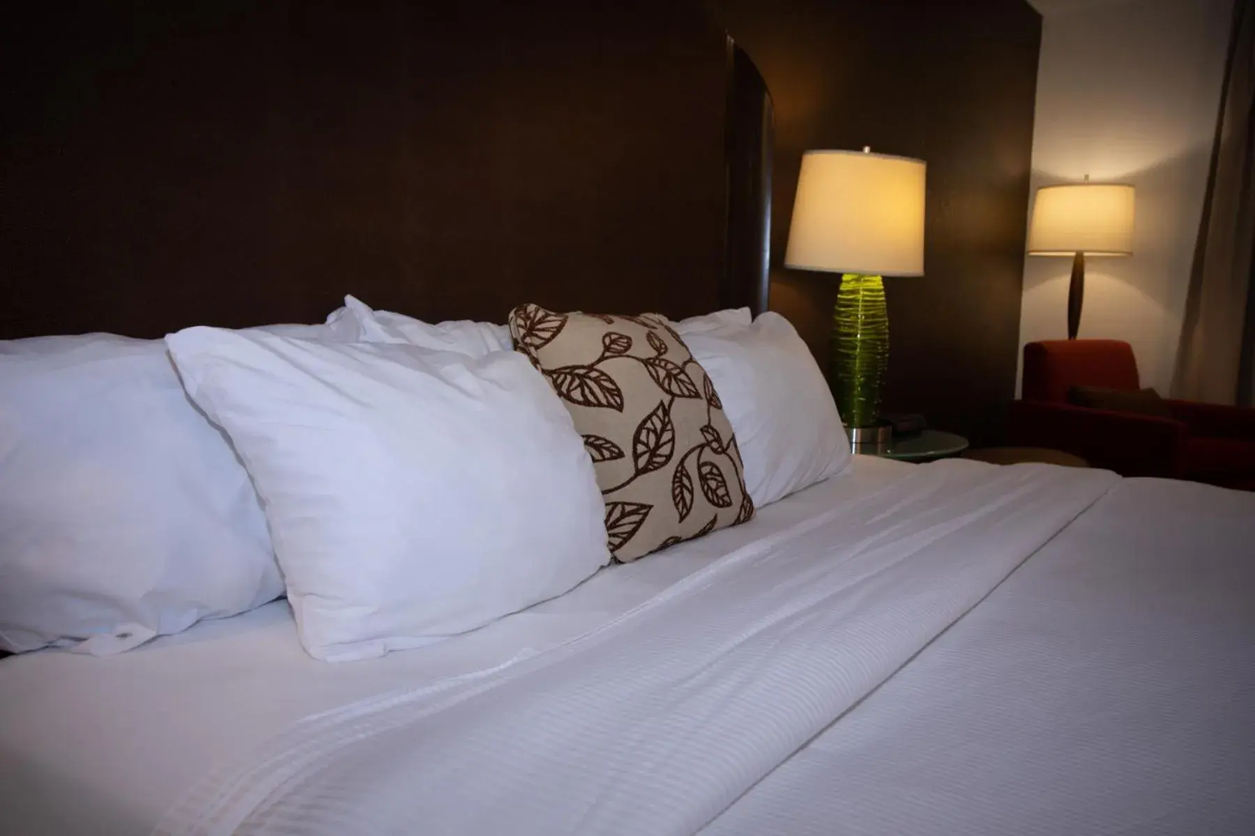 Bed in Alliance Hotel & Suites, a Howard Johnson by Wyndham Bed in Alliance Hotel & Suites, a Howard Johnson by Wyndham