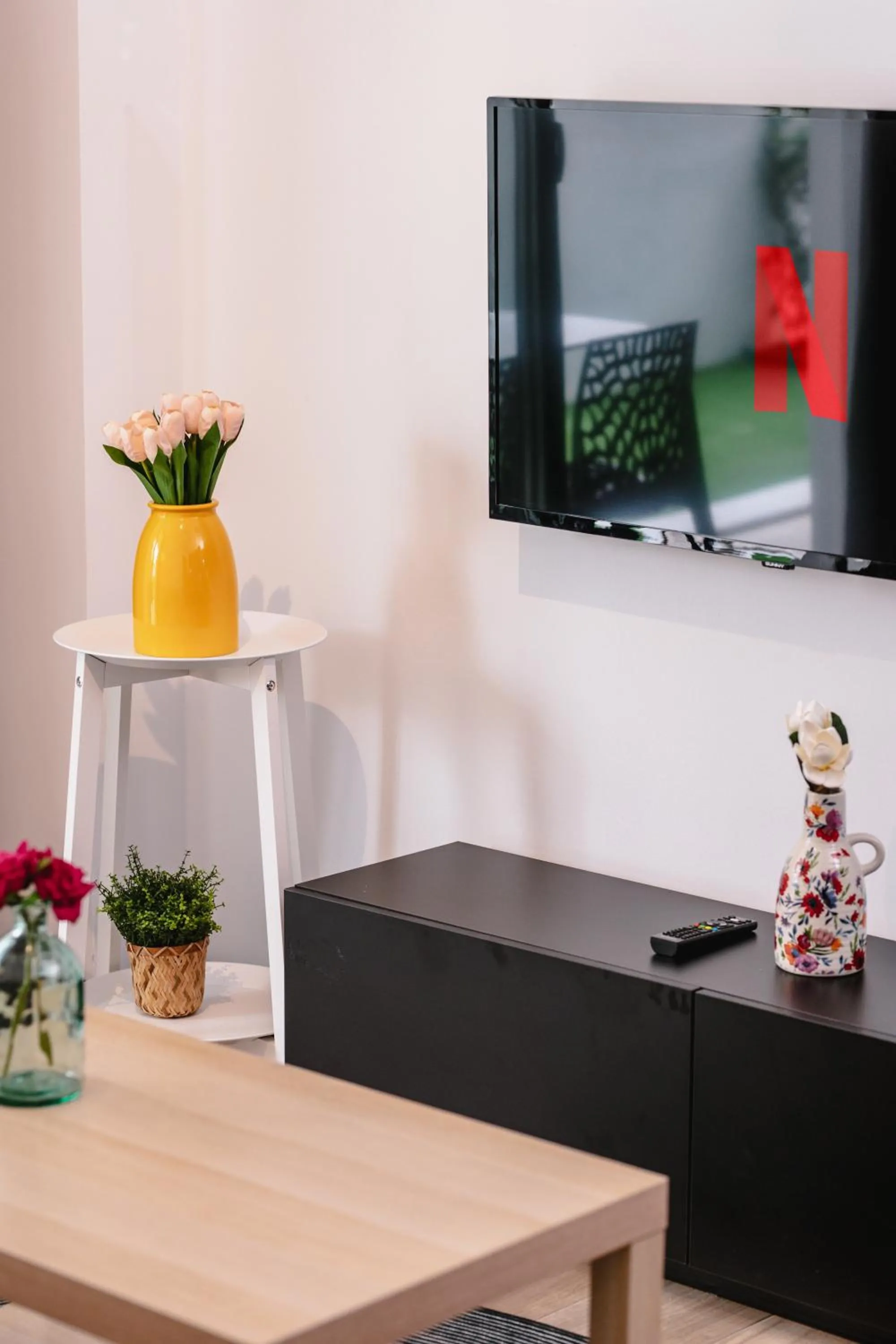 TV and multimedia in Ella Suites Hotel
