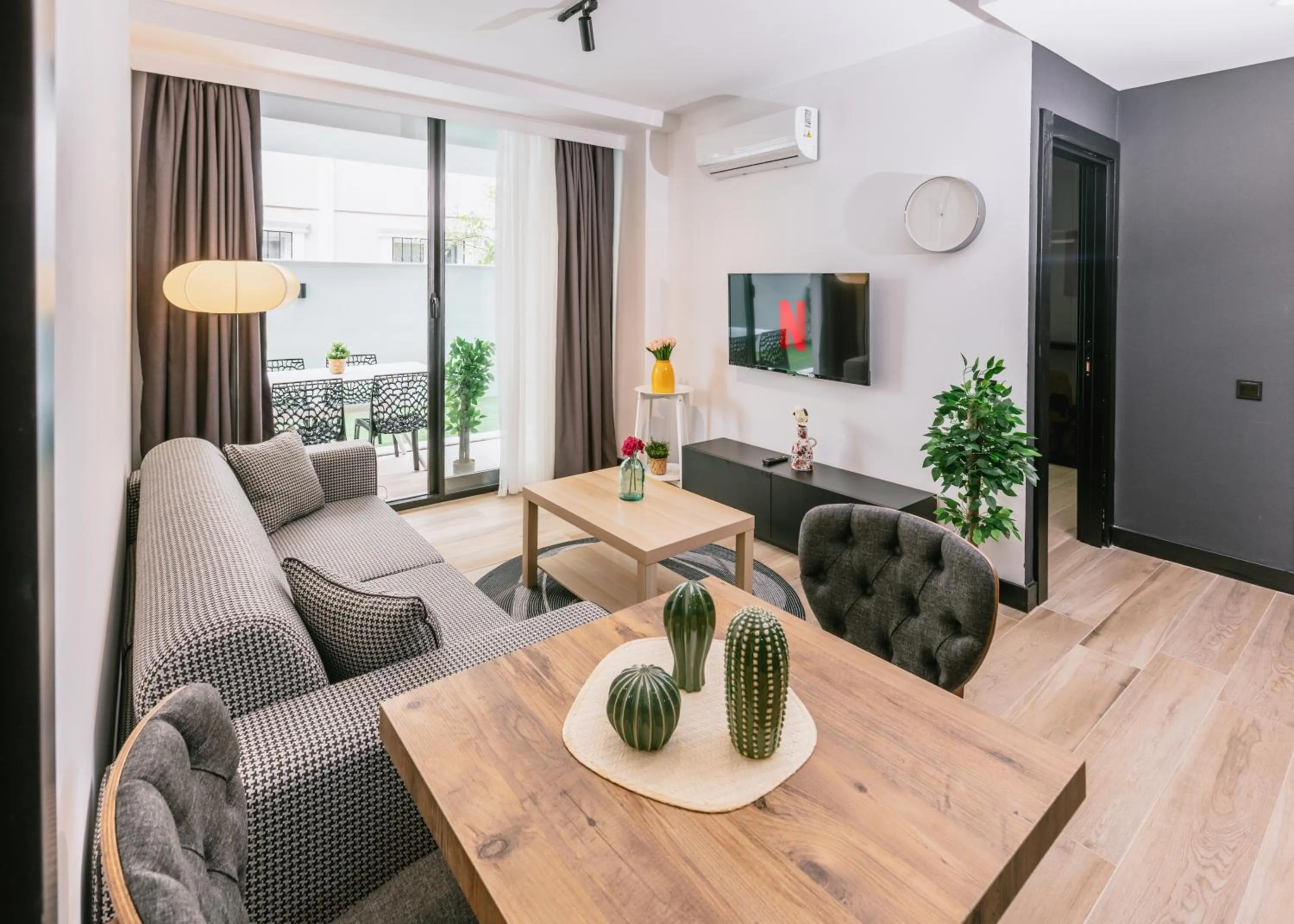 TV and multimedia in Ella Suites Hotel