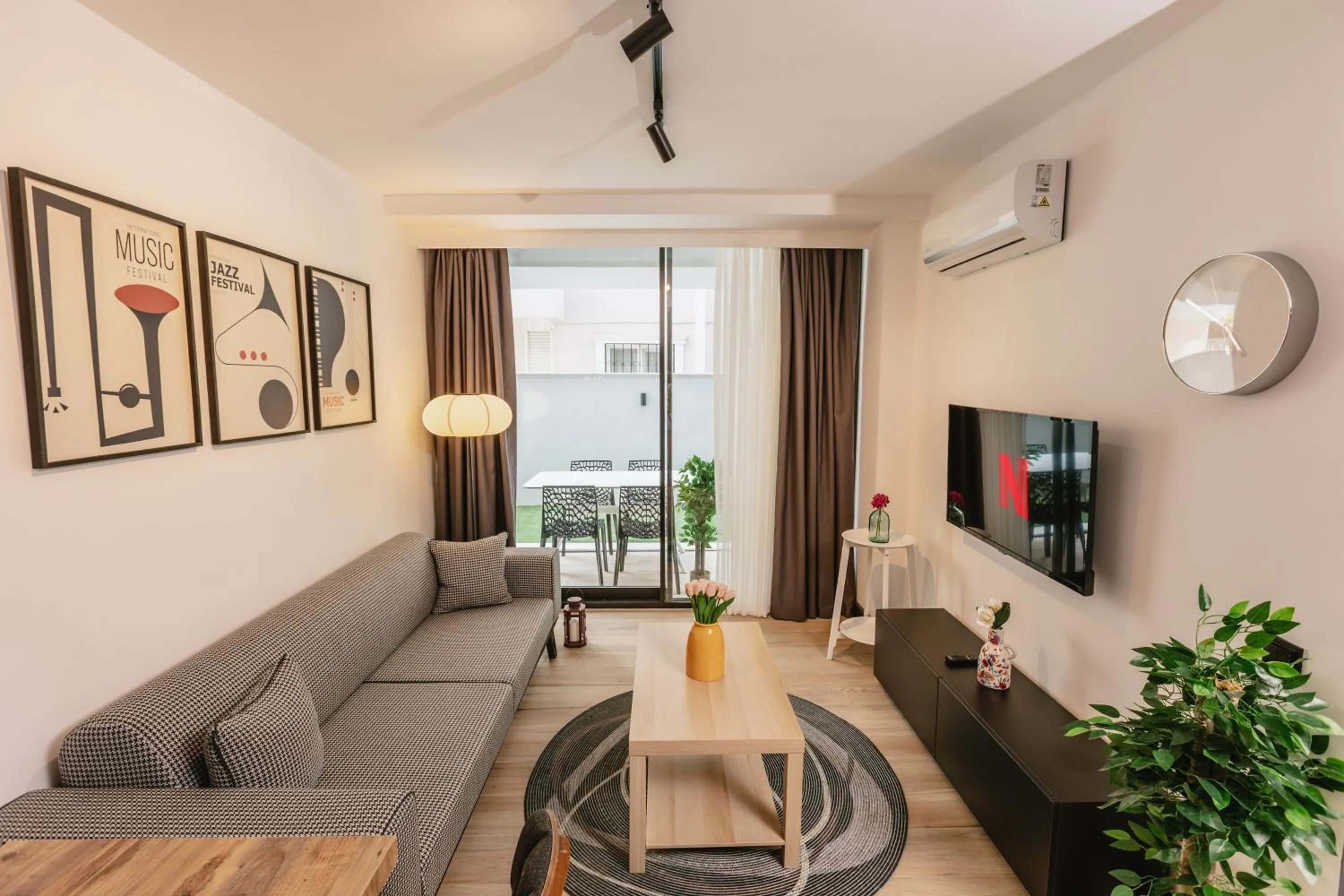 TV and multimedia in Ella Suites Hotel