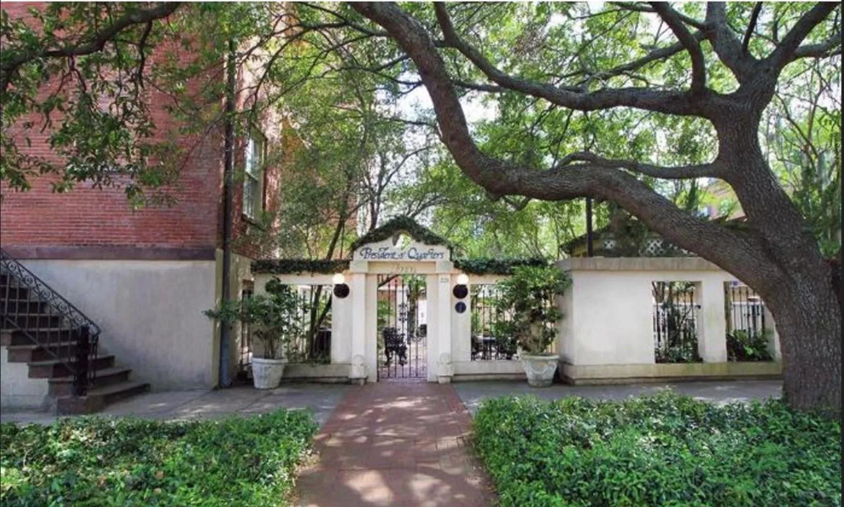 Property building in The Presidents' Quarters Inn