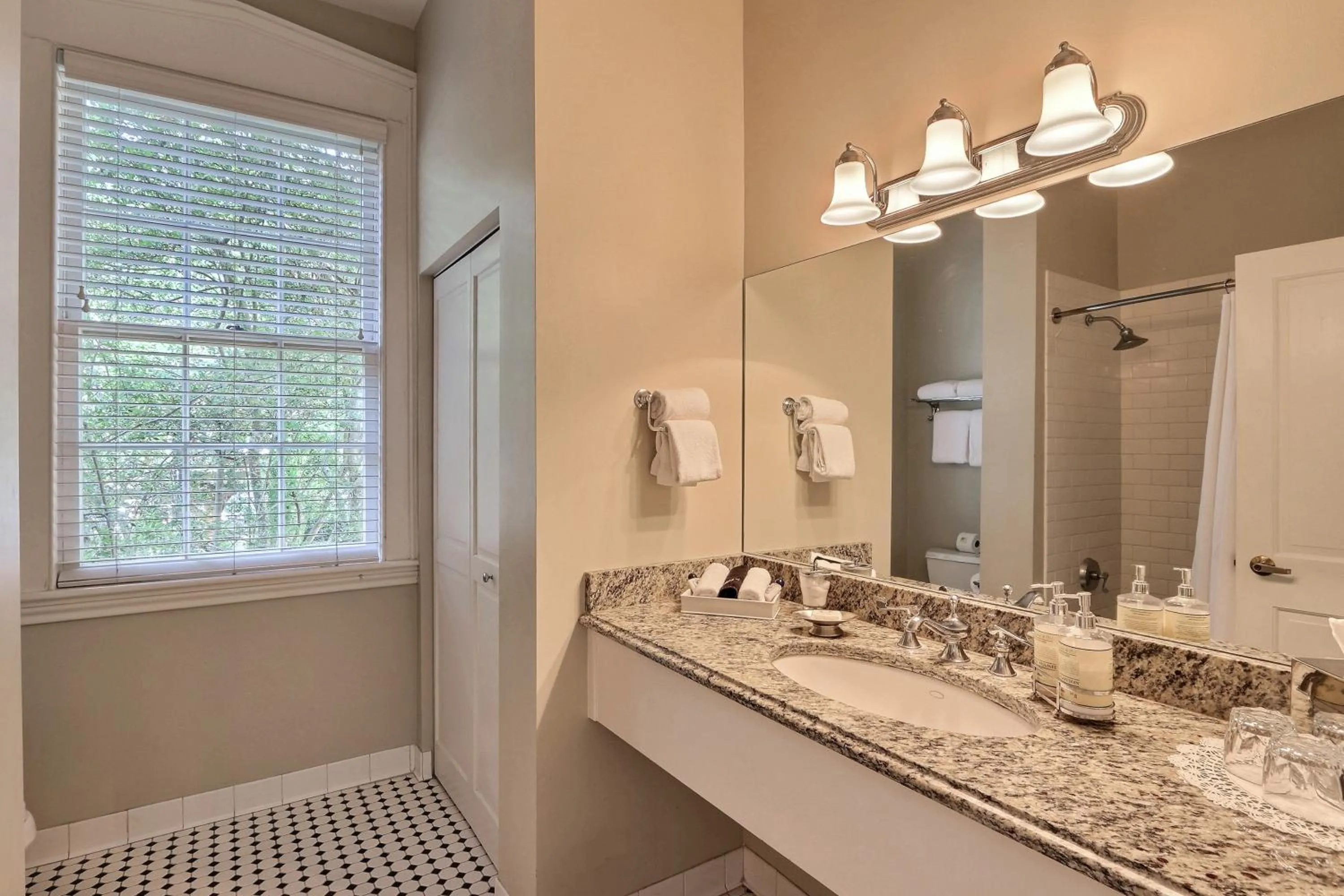 Bathroom in The Presidents' Quarters Inn