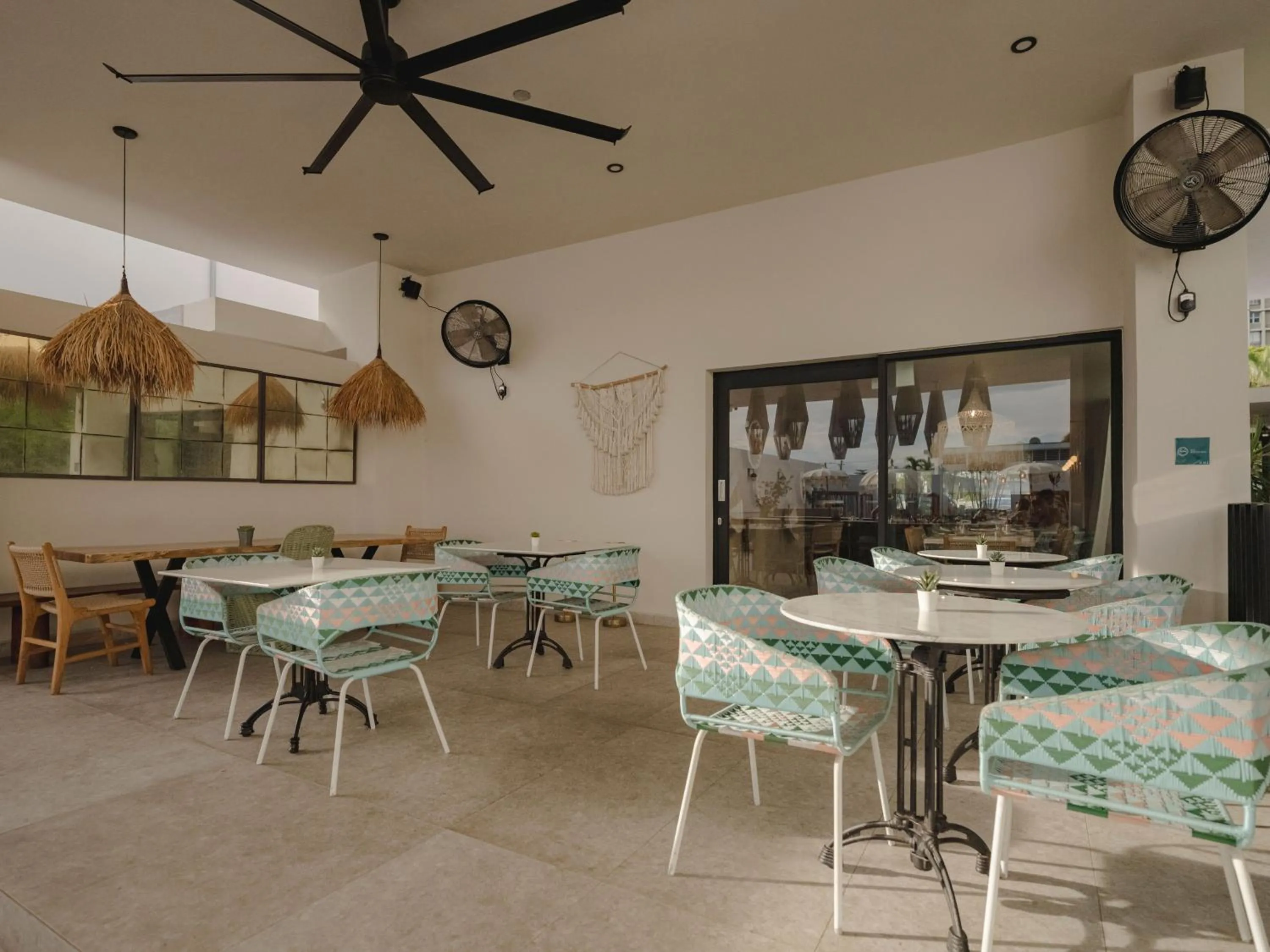 Dining area in Bali Hotel Adults Only Isla Verde, a Trademark by Wyndham