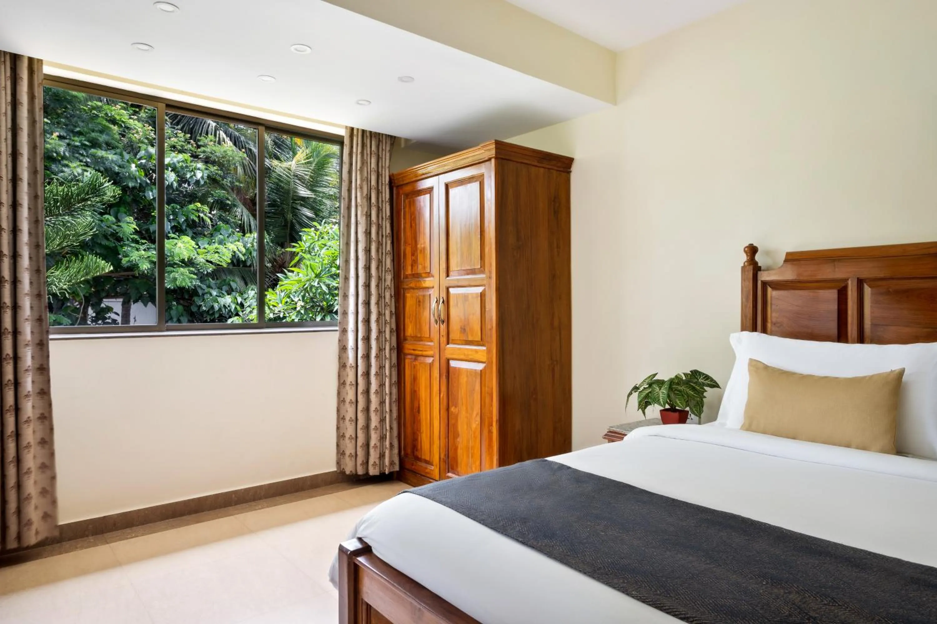 Bedroom, Bed in De Mandarin Beach Resort Suites & Villas, Candolim