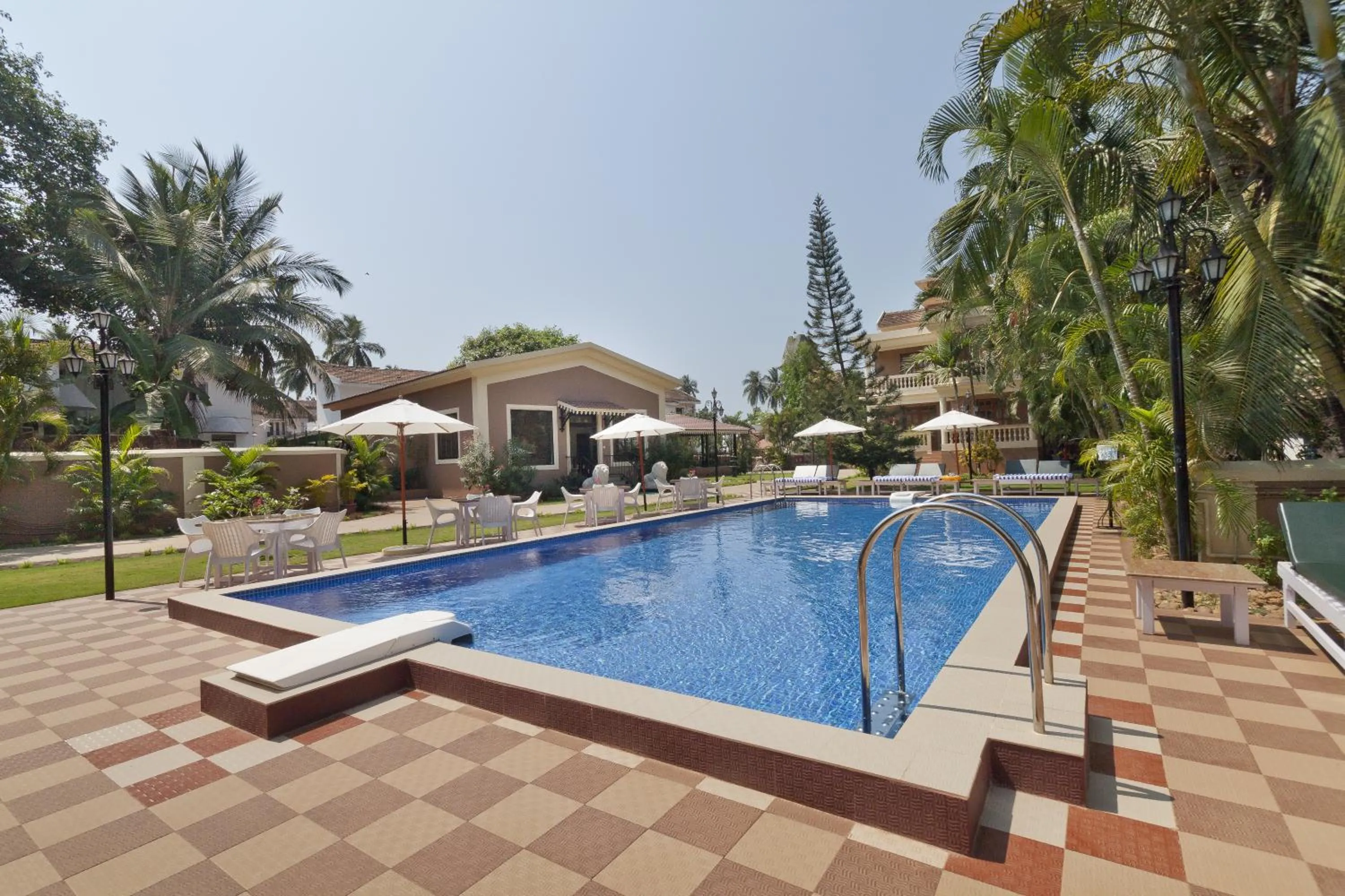Swimming pool in De Mandarin Beach Resort Suites & Villas, Candolim