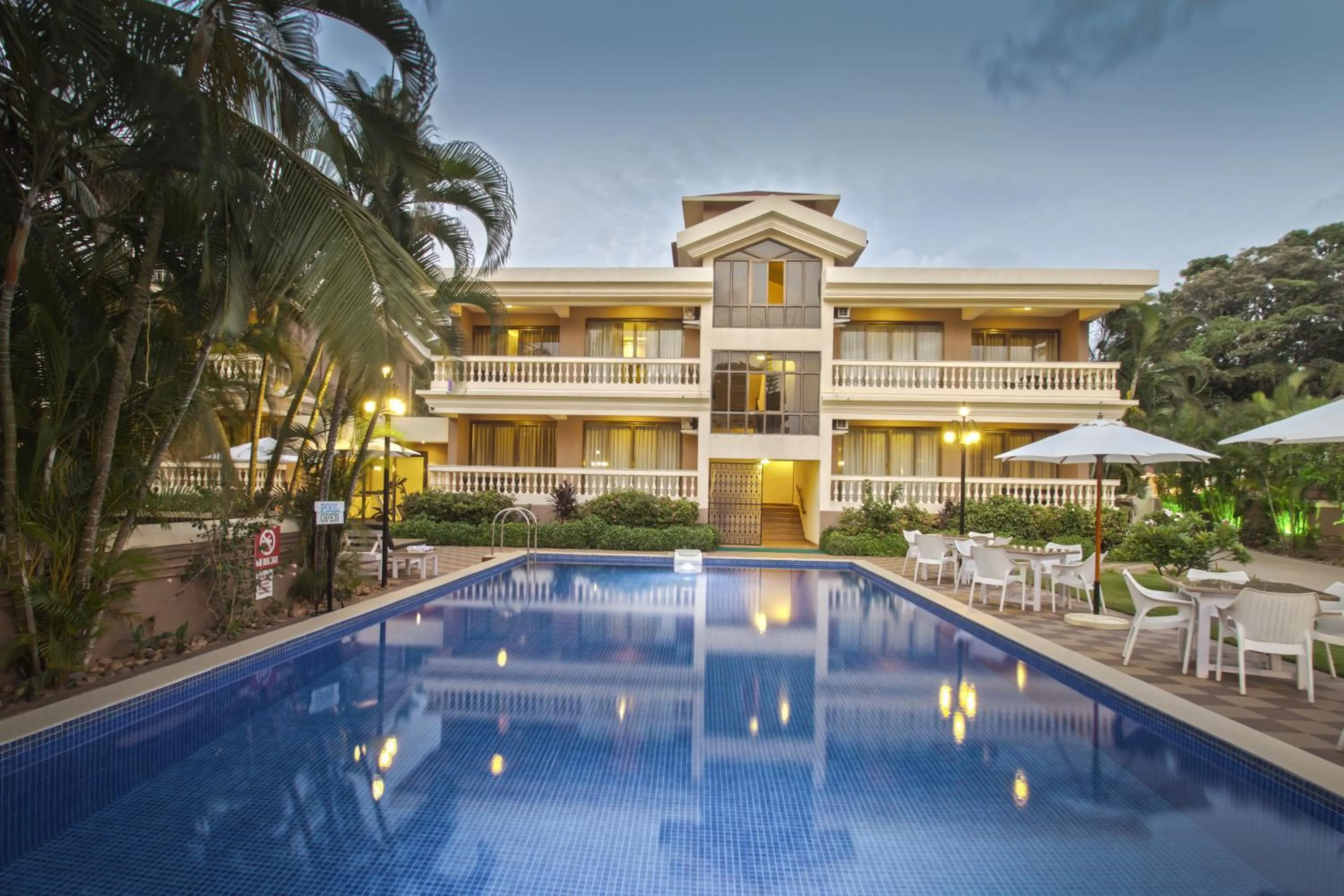 Swimming pool in De Mandarin Beach Resort Suites & Villas, Candolim