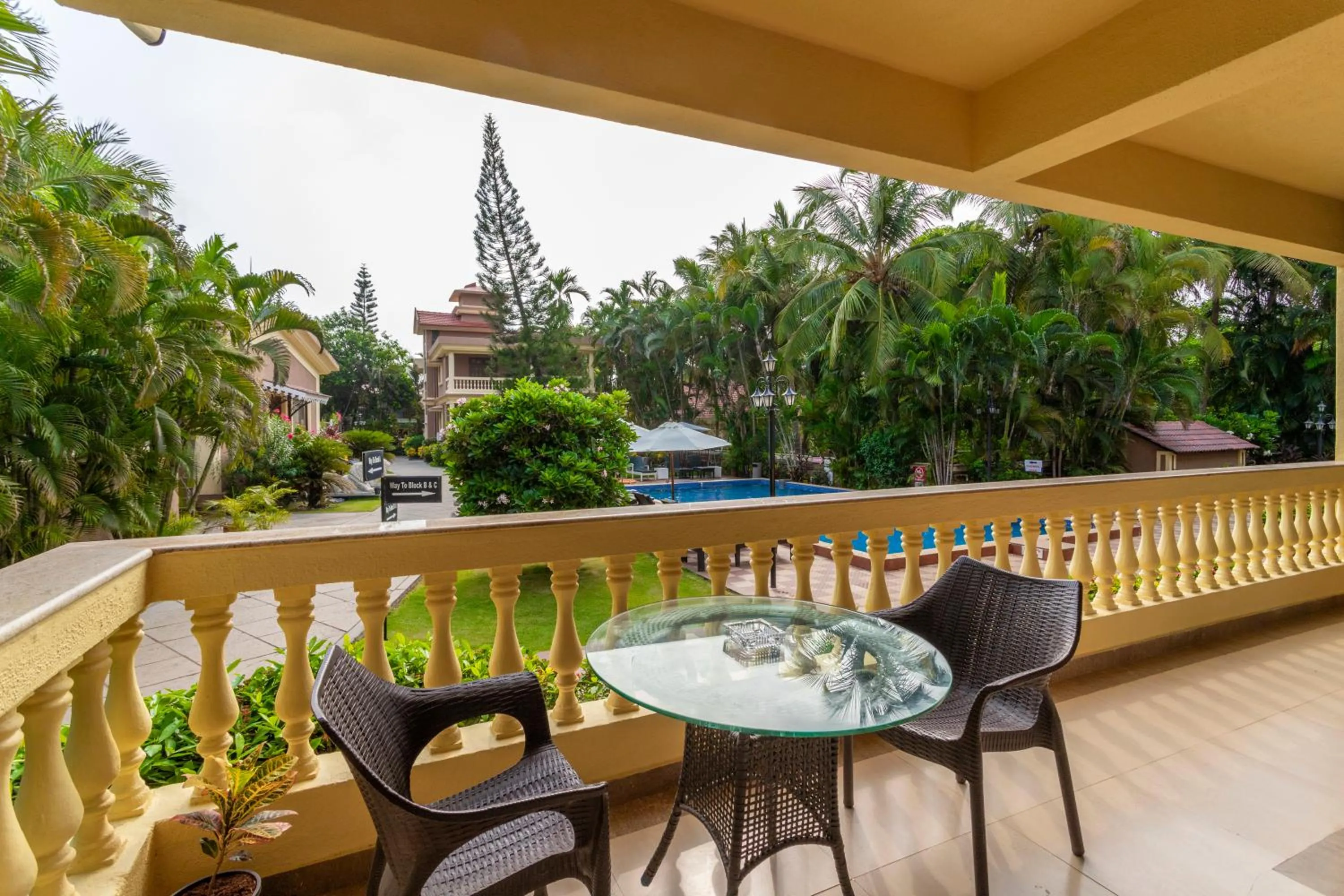 Seating area in De Mandarin Beach Resort Suites & Villas, Candolim