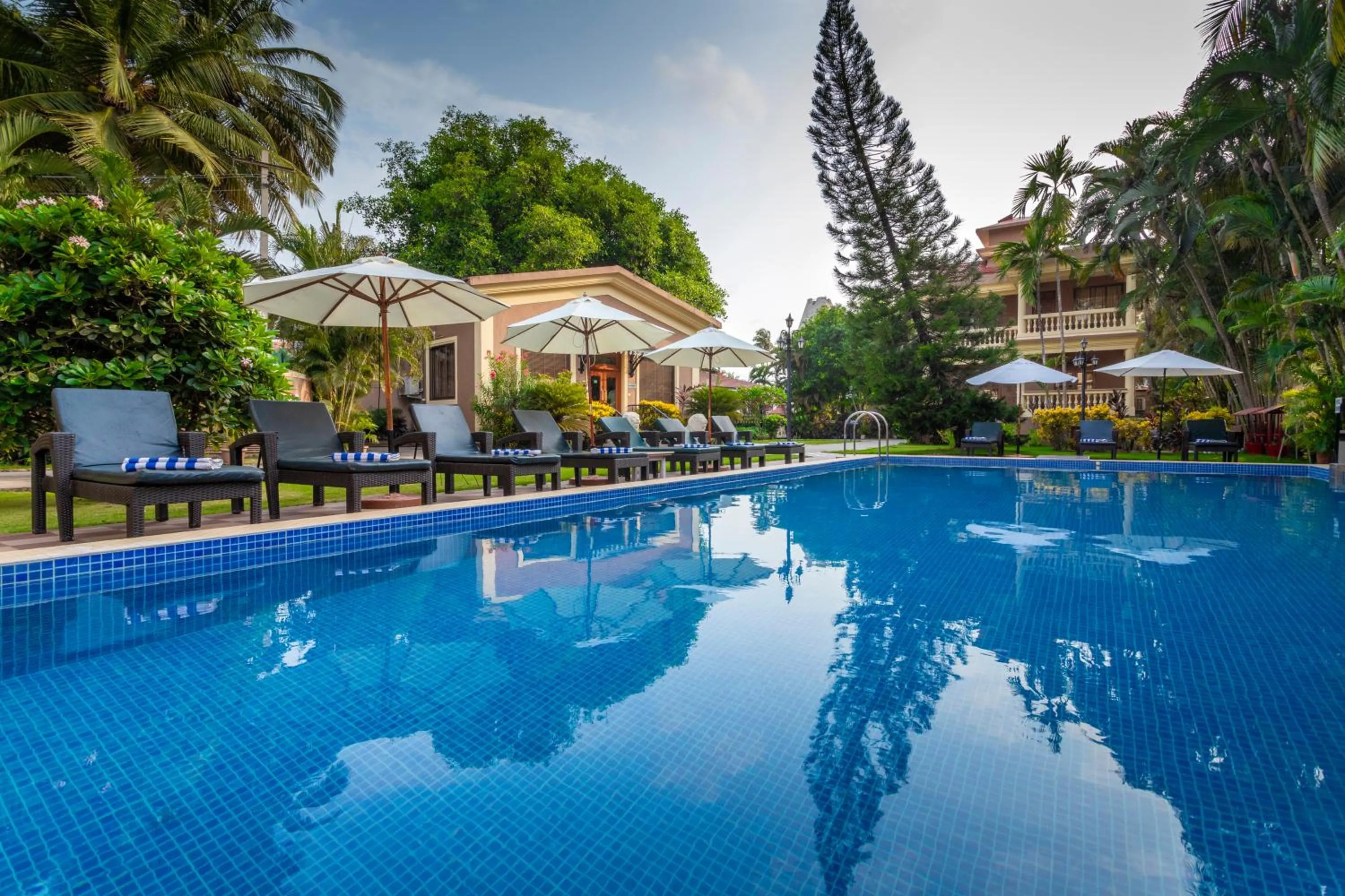 Swimming pool in De Mandarin Beach Resort Suites & Villas, Candolim