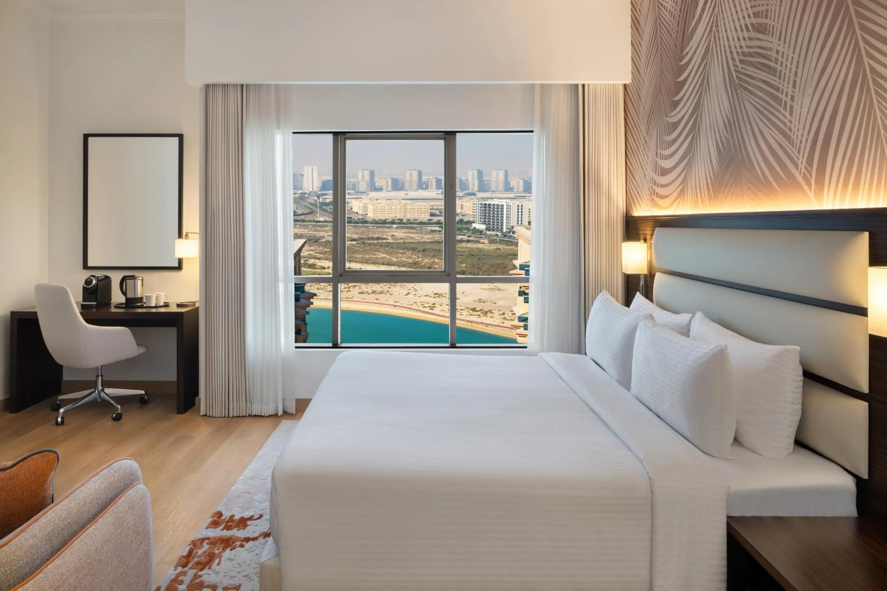 Lake view, Bed in Vintage Grand Hotel Dubai
