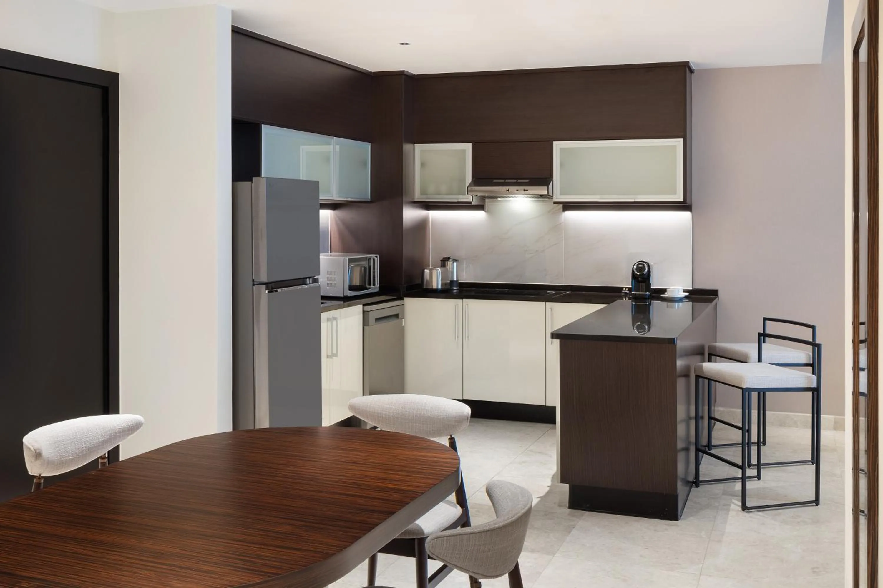 Kitchen or kitchenette in Vintage Grand Hotel Dubai