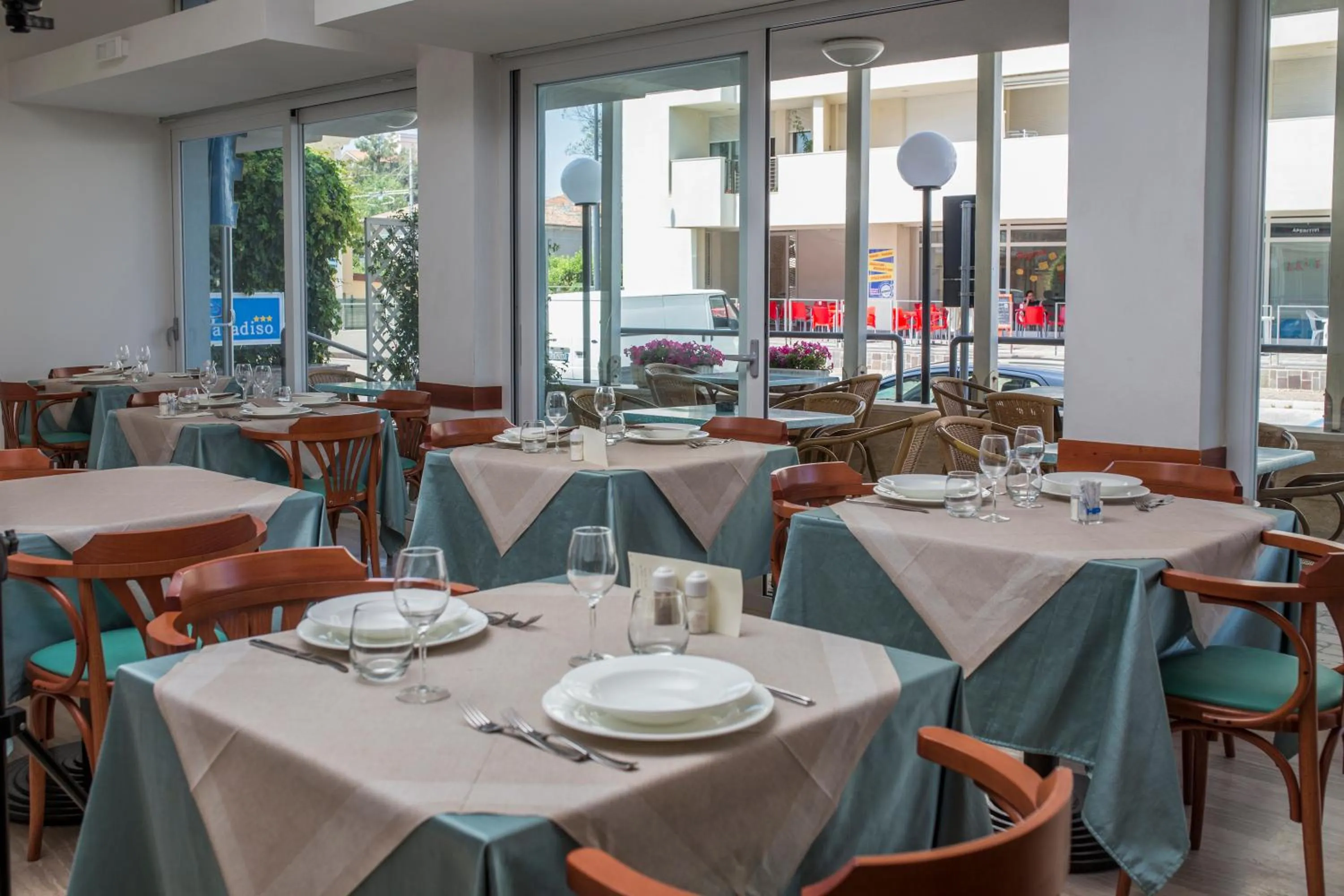 Restaurant/places to eat in Hotel Paradiso