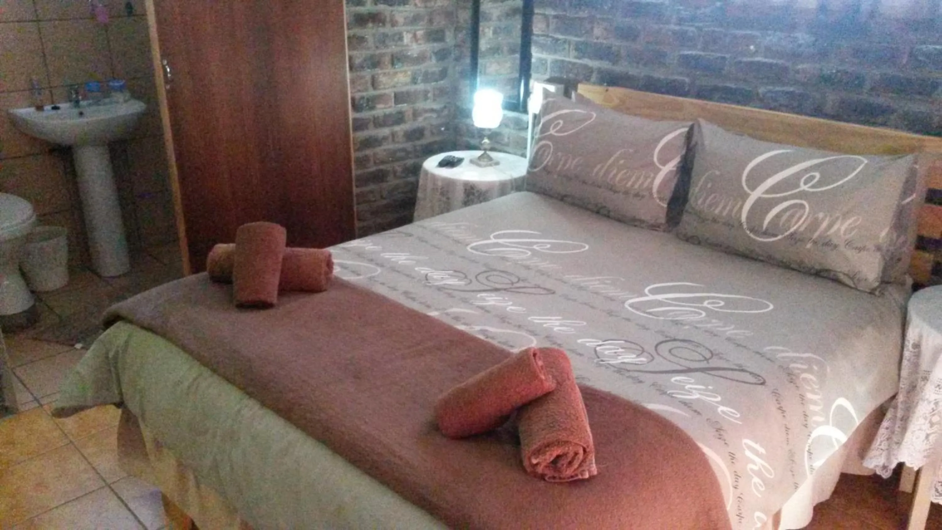 Bedroom, Bed in Onze Rust Guest House and caravanpark