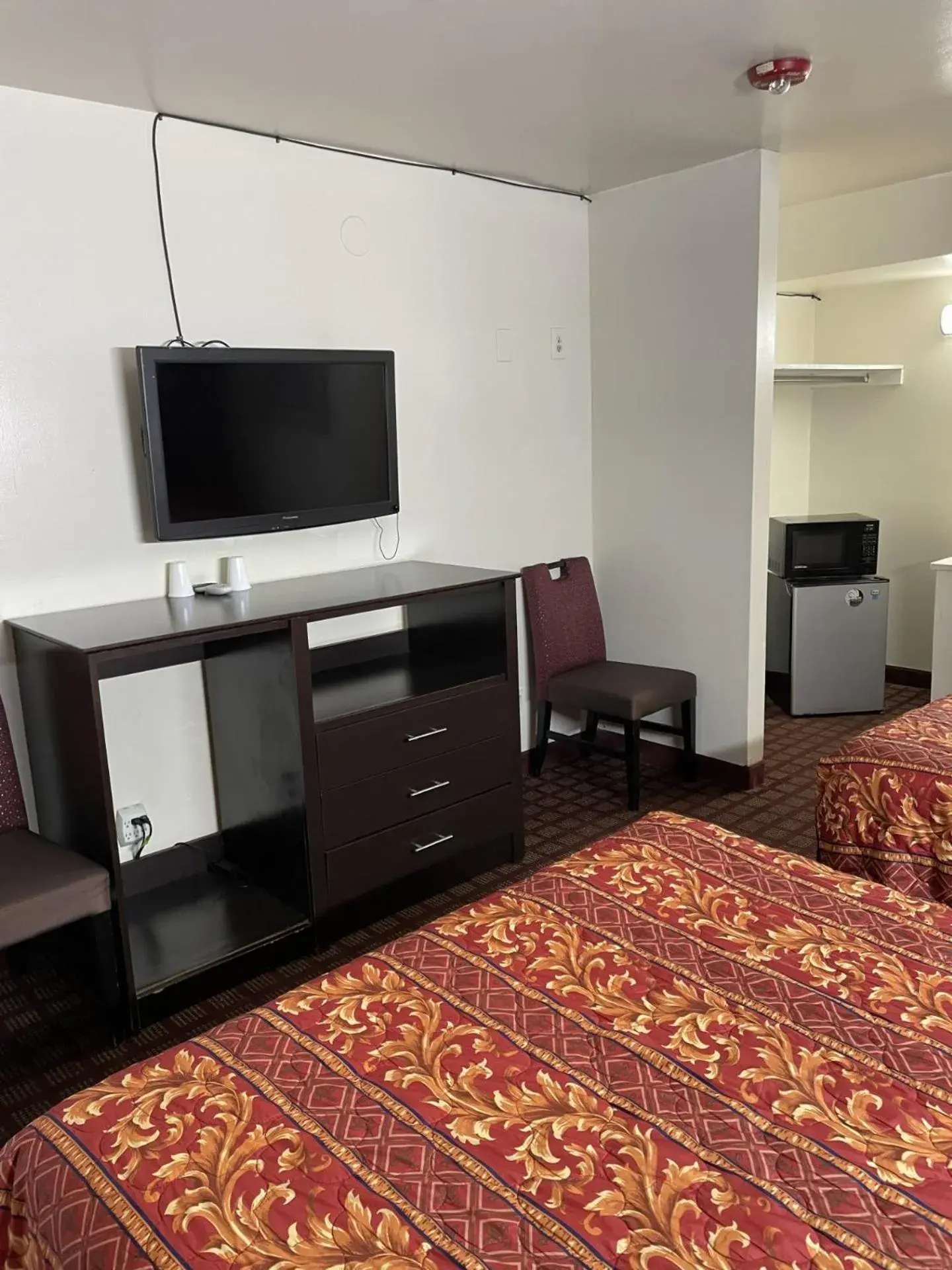 Double Room in Budget Inn - Elizabeth, NJ Double Room in Budget Inn - Elizabeth, NJ