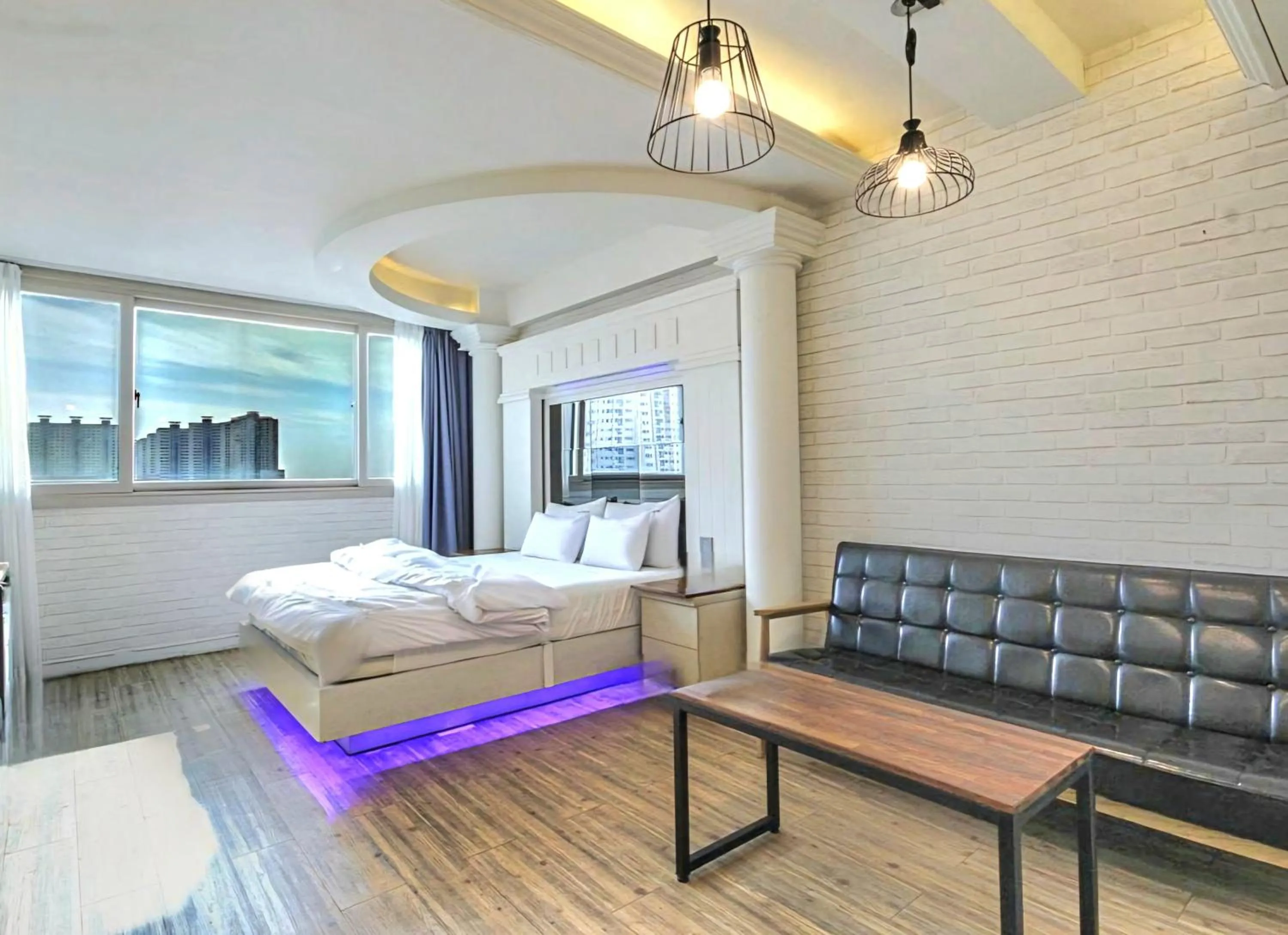 Seating area, Bed in Hwamyeong Sky Hotel