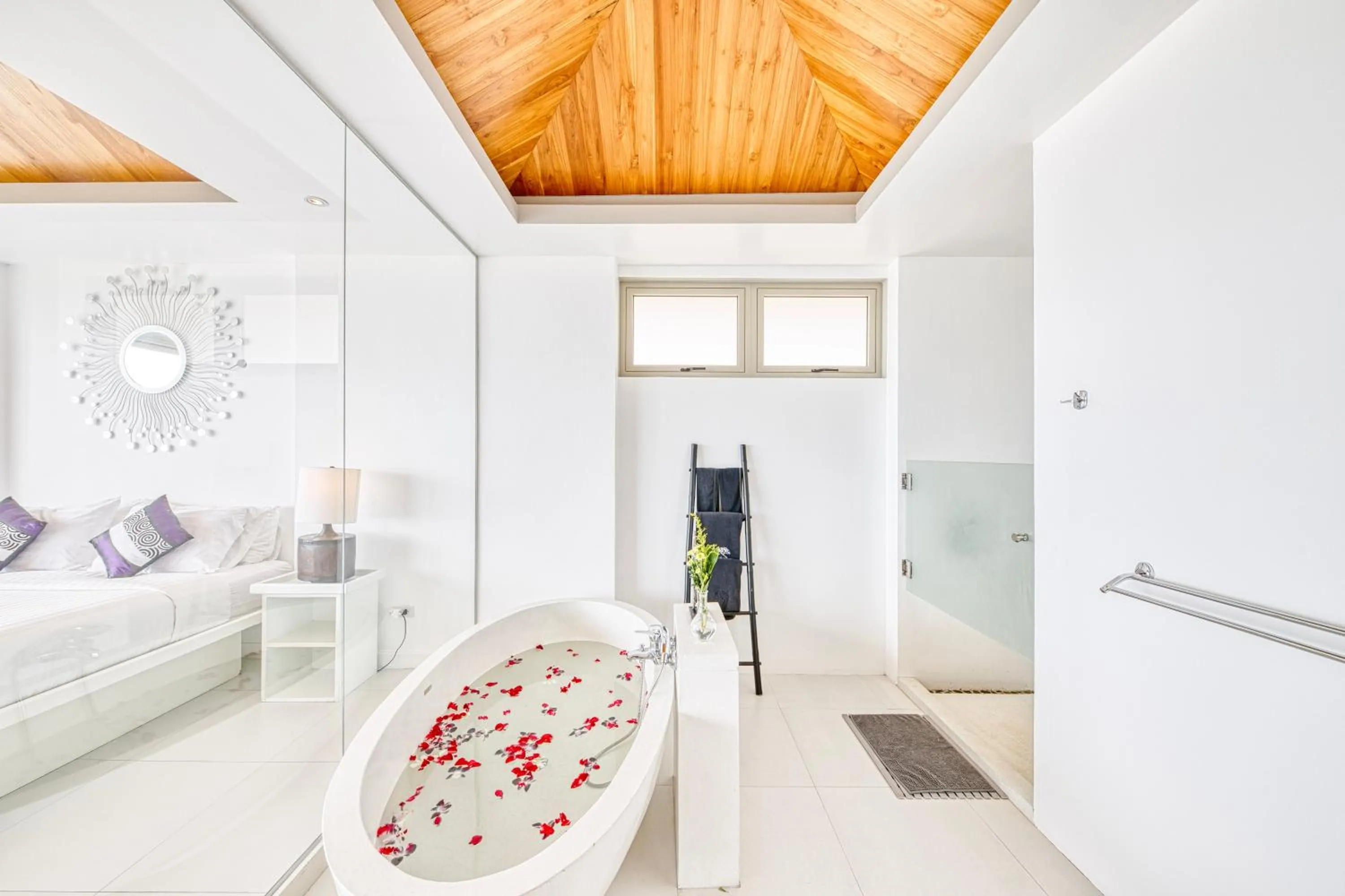 Bath, Bed in Villa Jaliza - Chaweng Noi