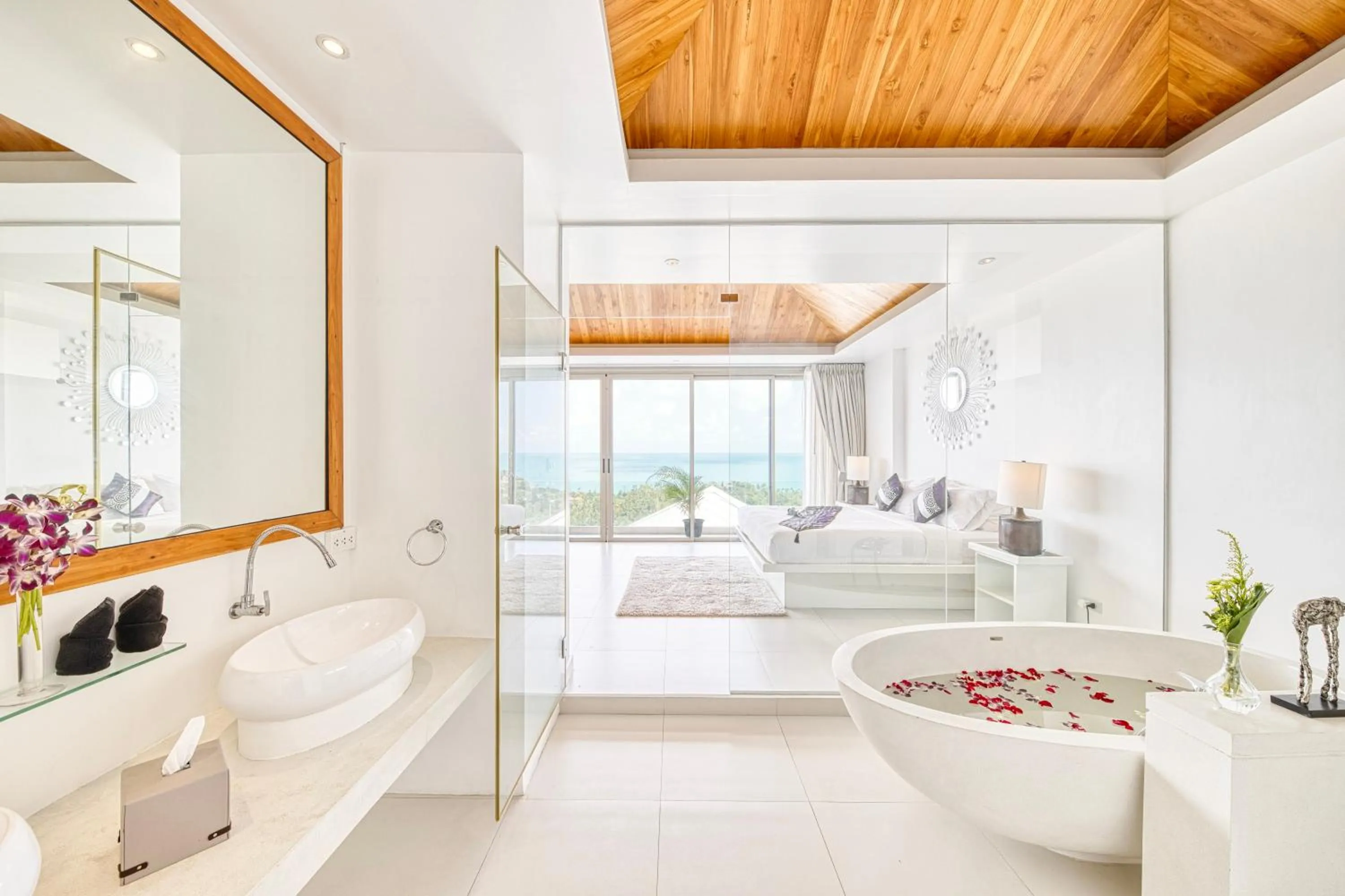 Bathroom, Bed in Villa Jaliza - Chaweng Noi