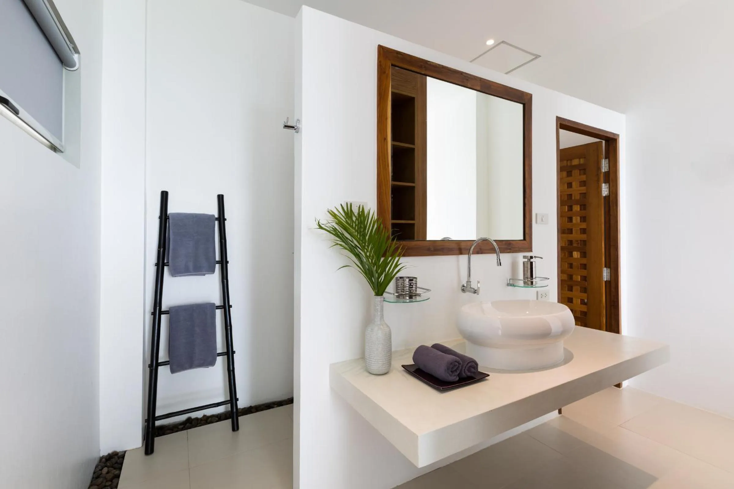 Bathroom, Bed in Villa Jaliza - Chaweng Noi