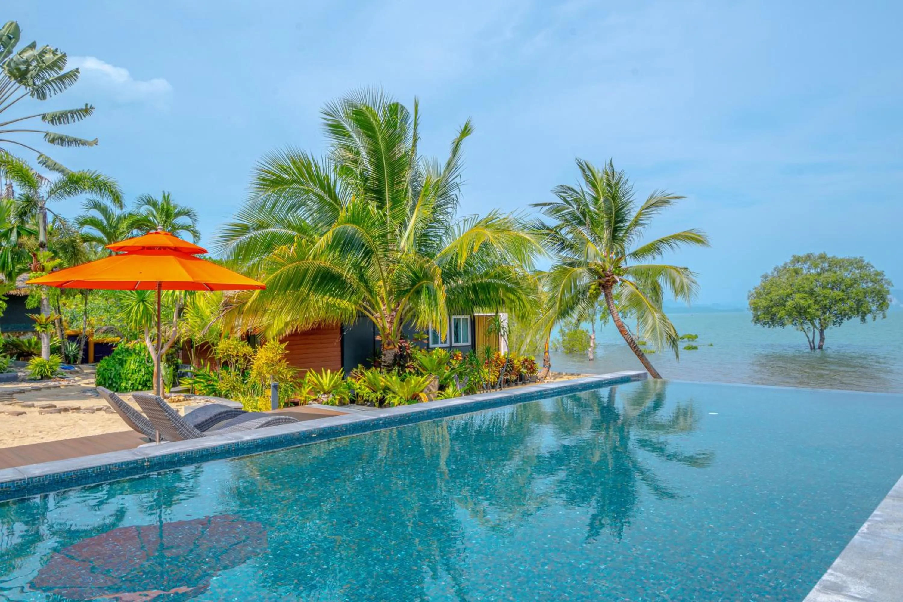 Swimming pool in Big Sun Residences By iRETREAT