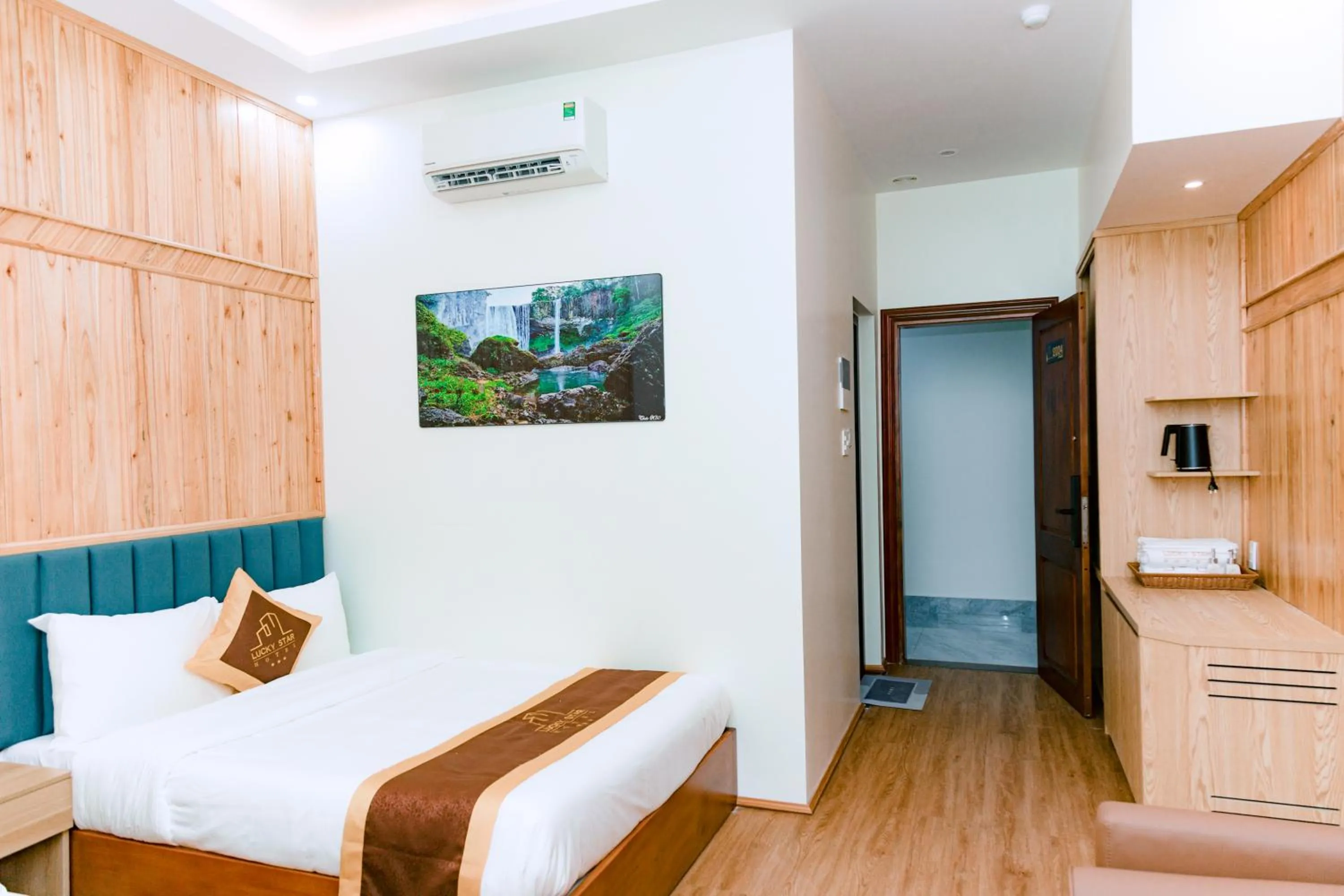 Bedroom, Bed in LuckyStar Hotel