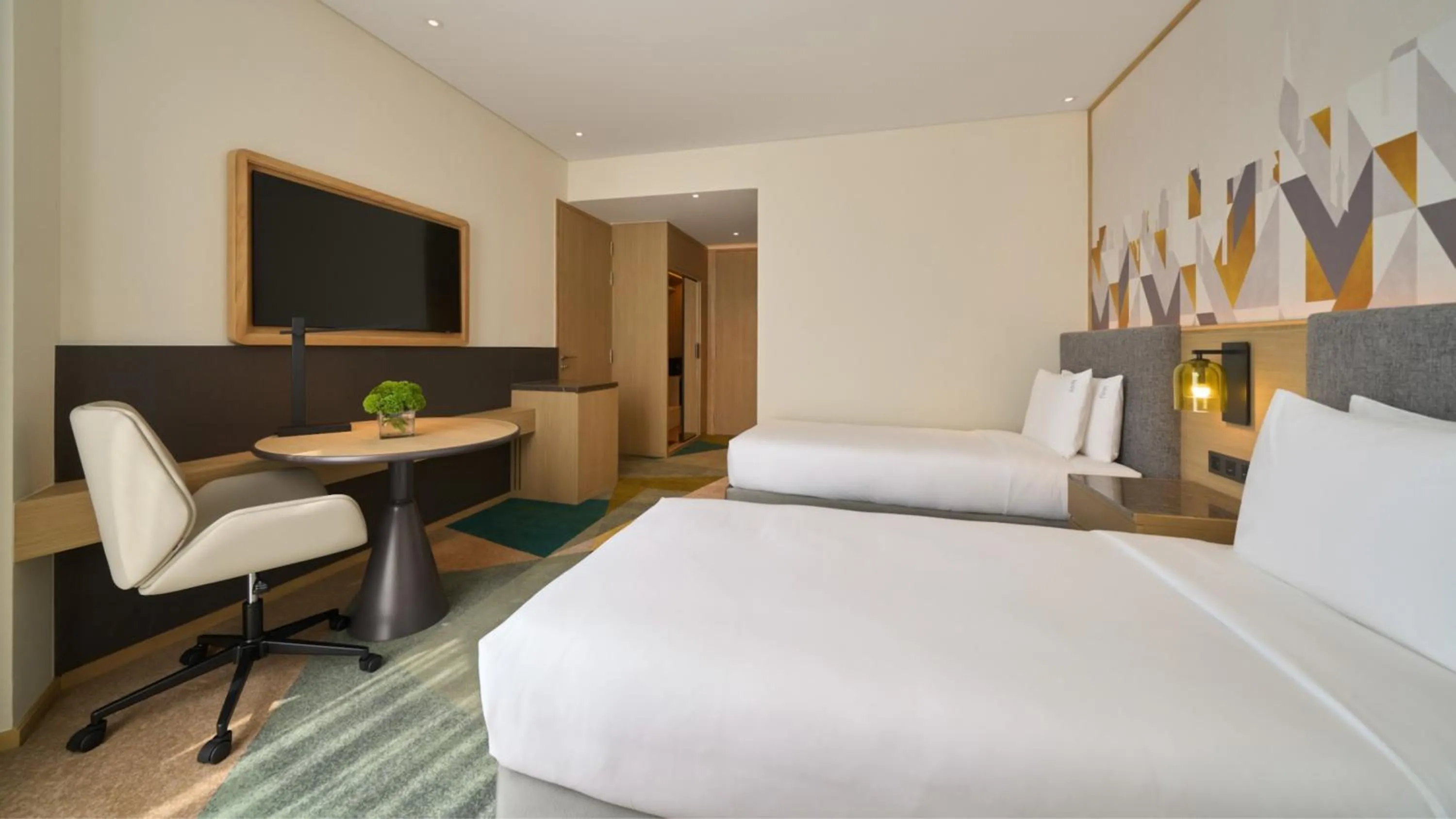 Photo of the whole room, Bed in Holiday Inn & Suites Vientiane by IHG
